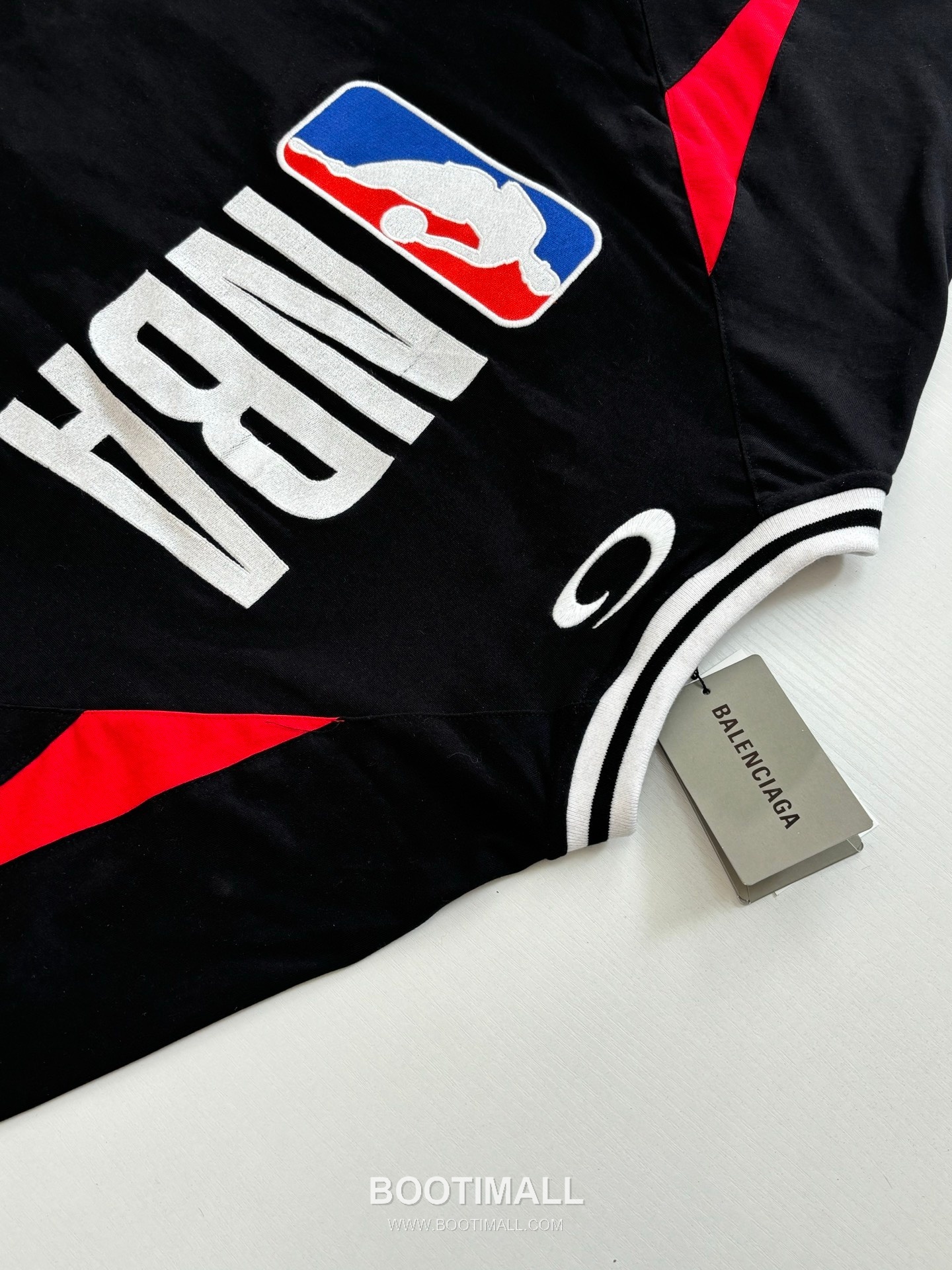 발렌시아가 2026SS NBA 로고자수 오버핏 반팔 블랙 티셔츠 Balenciaga 2026 SS NBA Logo Embroidery Oversized Short Sleeve Black T-Shirt 11