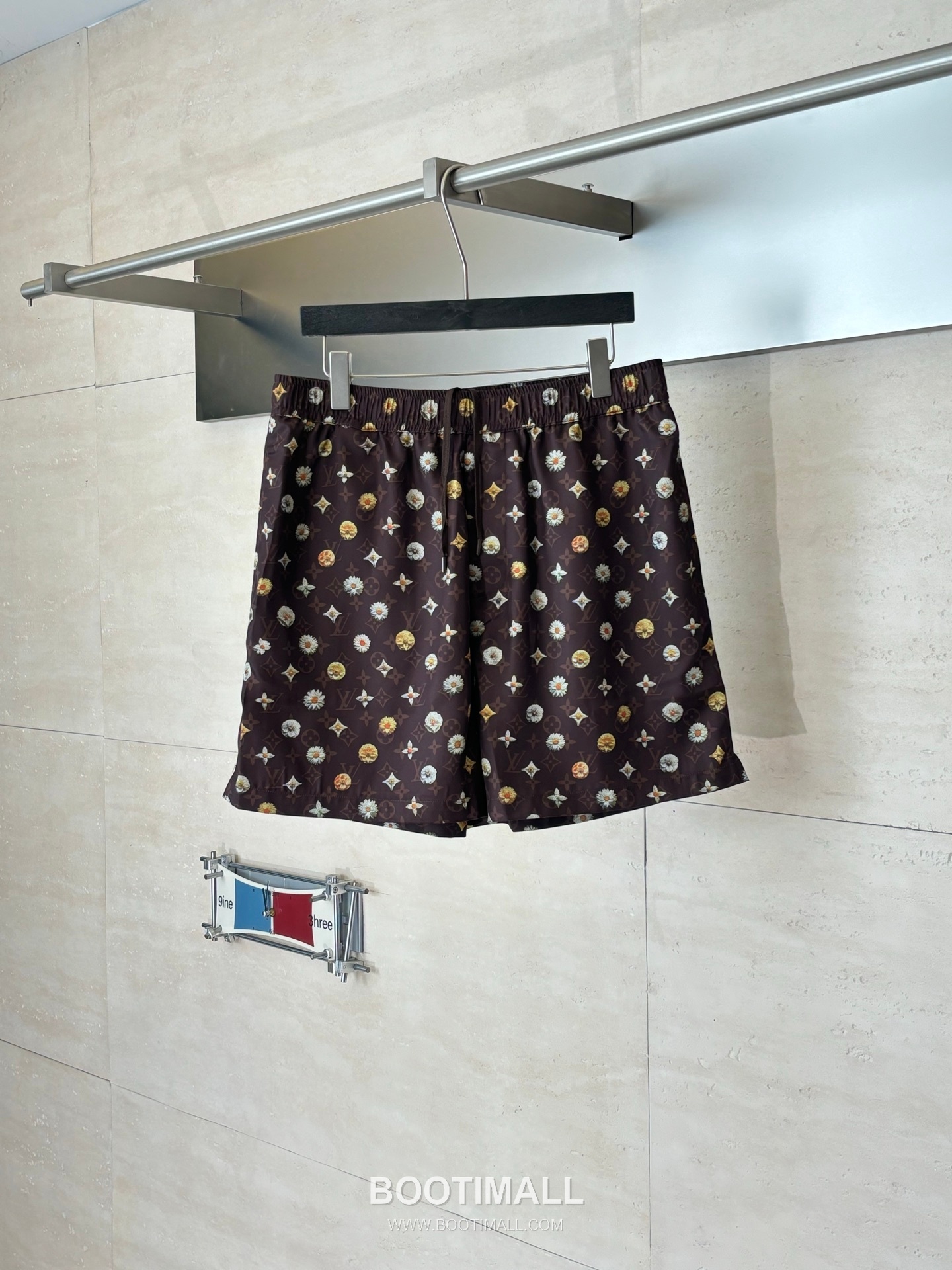 루이비통 2026SS 모노그램 데이지 프린트 루즈핏 쇼츠 브라운 팬츠 Louis Vuitton 2026 SS Monogram Daisy Print Loose Fit Shorts Brown Pants 1