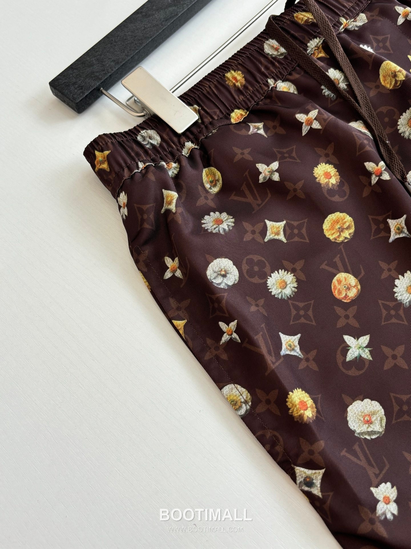 루이비통 2026SS 모노그램 데이지 프린트 루즈핏 쇼츠 브라운 팬츠 Louis Vuitton 2026 SS Monogram Daisy Print Loose Fit Shorts Brown Pants 5