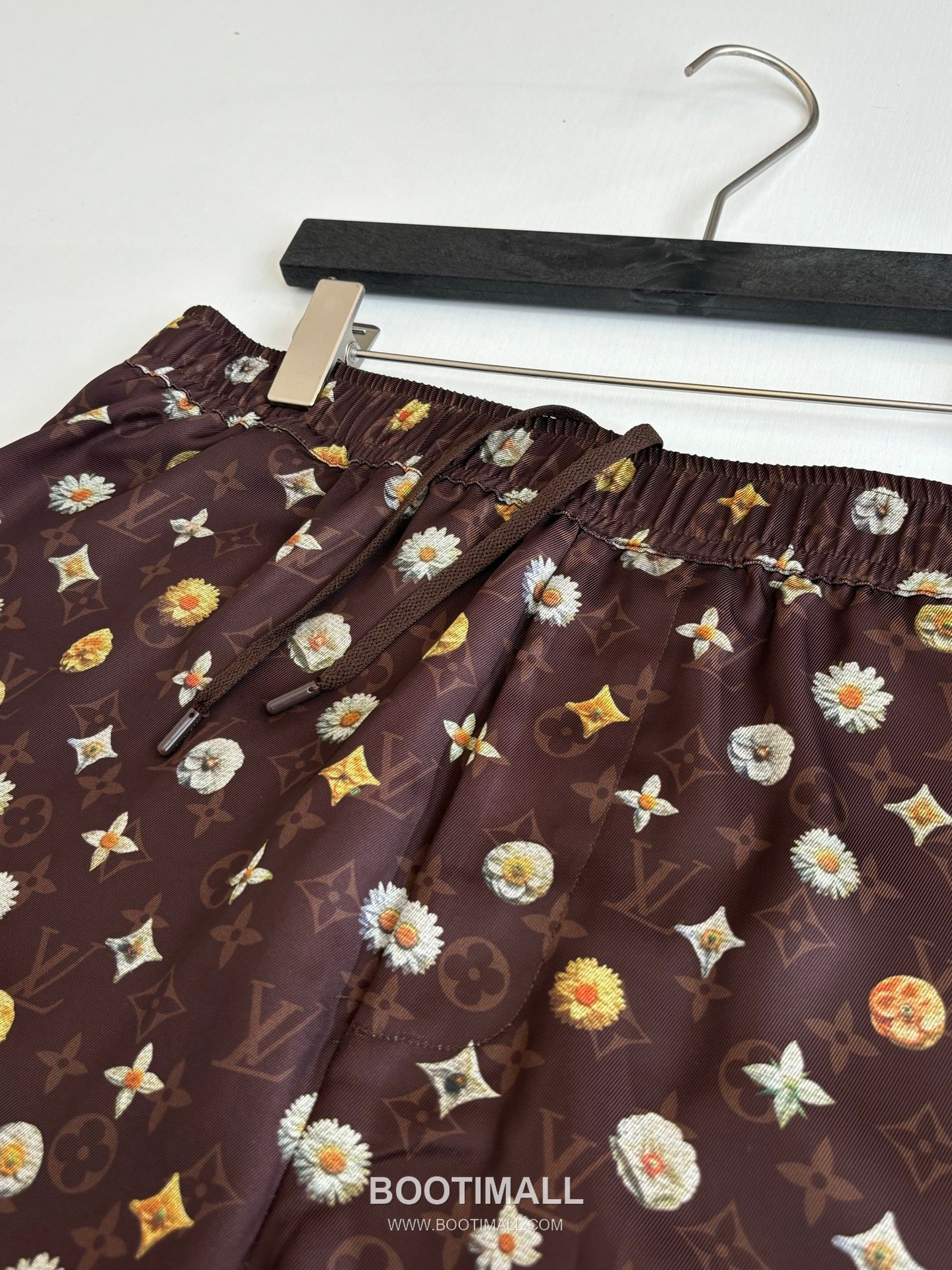 루이비통 2026SS 모노그램 데이지 프린트 루즈핏 쇼츠 브라운 팬츠 Louis Vuitton 2026 SS Monogram Daisy Print Loose Fit Shorts Brown Pants 7