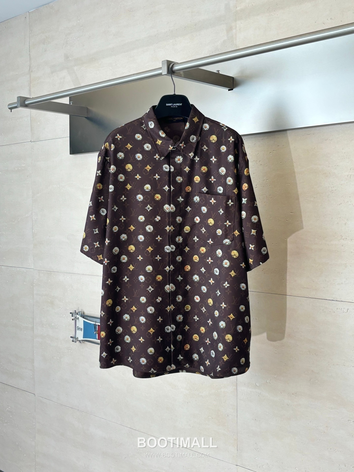루이비통 2026SS 모노그램 데이지 프린트 루즈핏 반팔 브라운 셔츠 Louis Vuitton 2026 SS Monogram Daisy Print Loose Fit Short Sleeve Brown Shirt 1