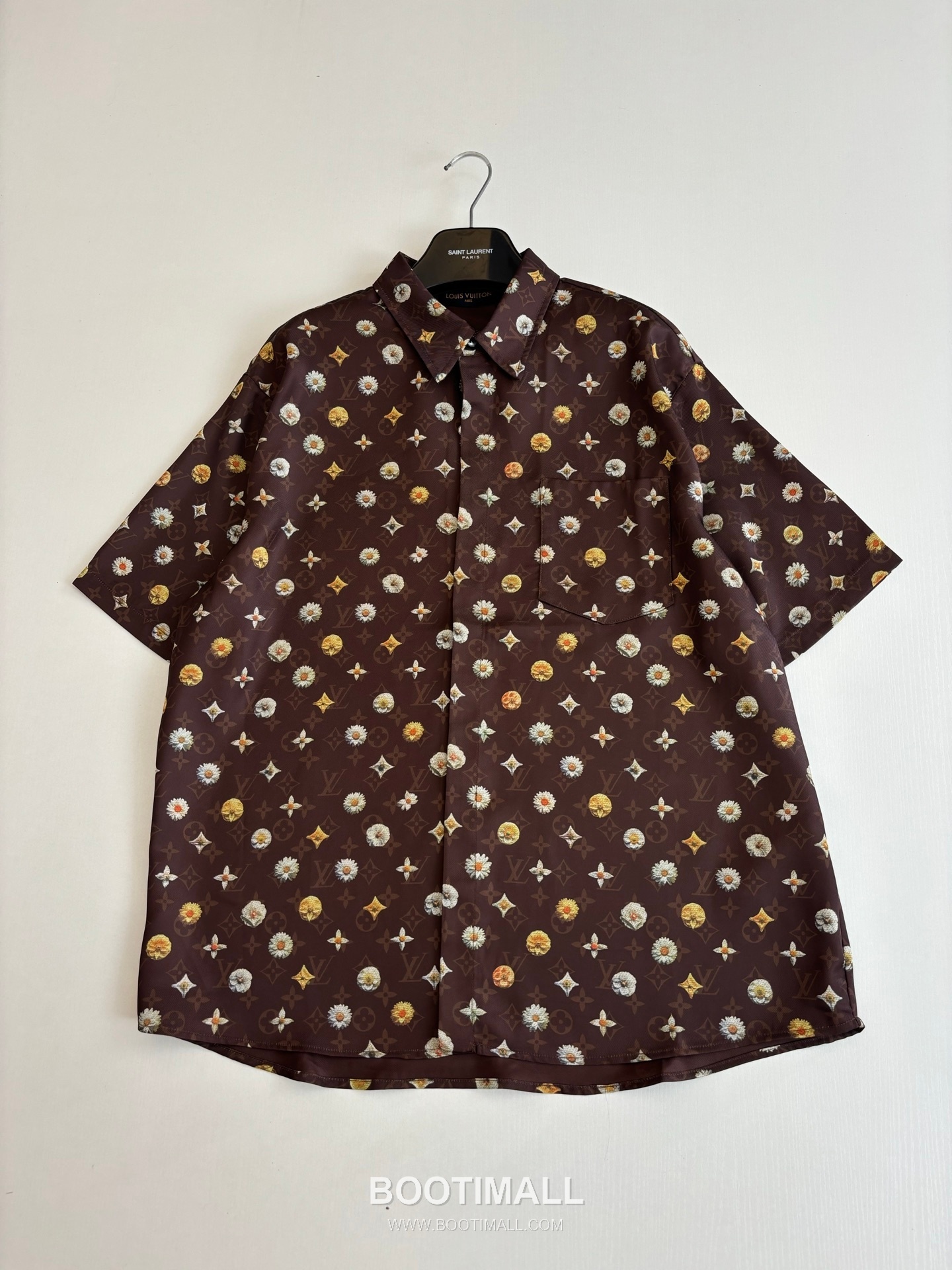 루이비통 2026SS 모노그램 데이지 프린트 루즈핏 반팔 브라운 셔츠 Louis Vuitton 2026 SS Monogram Daisy Print Loose Fit Short Sleeve Brown Shirt 3
