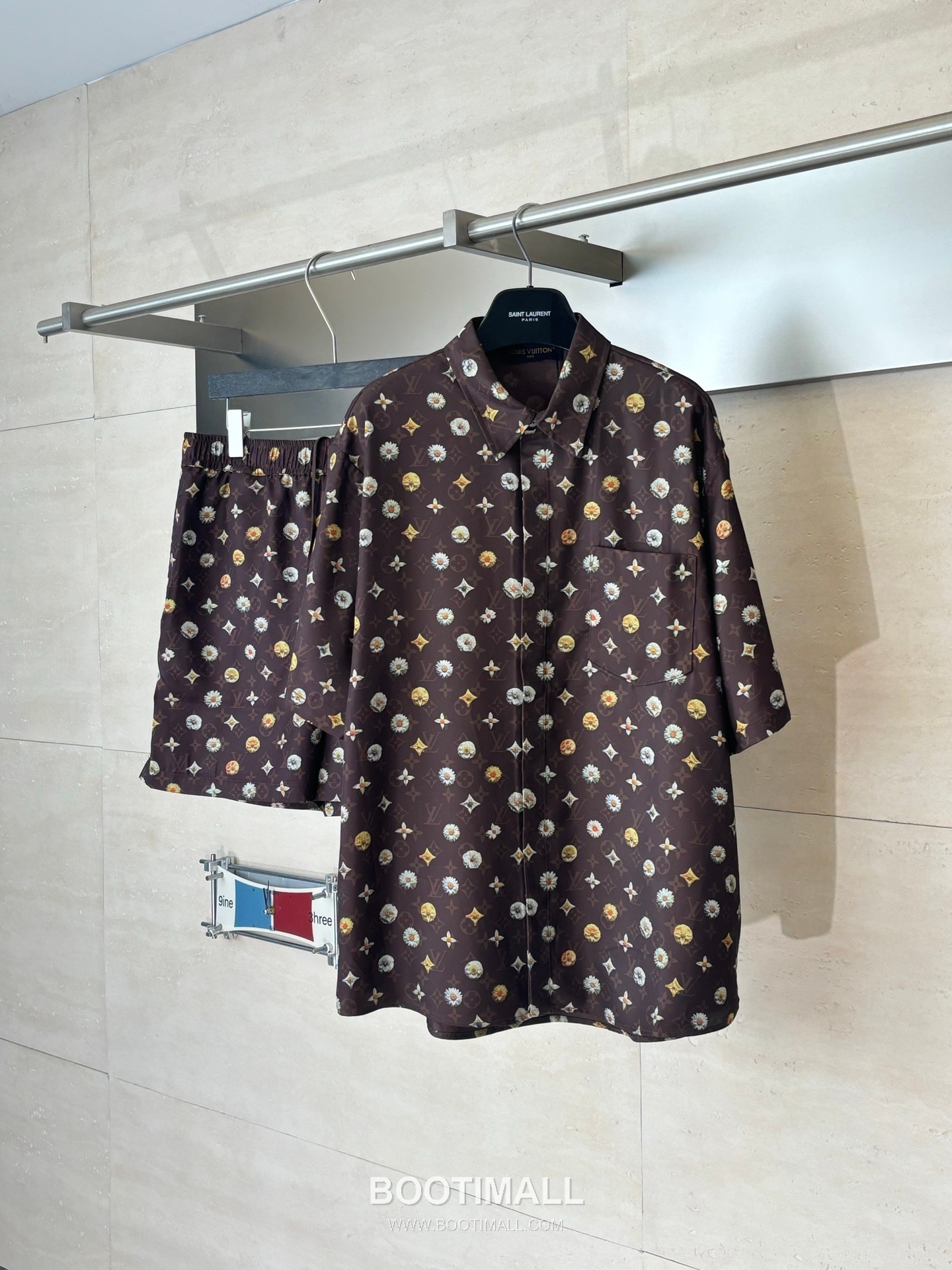 루이비통 2026SS 모노그램 데이지 프린트 루즈핏 반팔 브라운 셔츠 Louis Vuitton 2026 SS Monogram Daisy Print Loose Fit Short Sleeve Brown Shirt 4