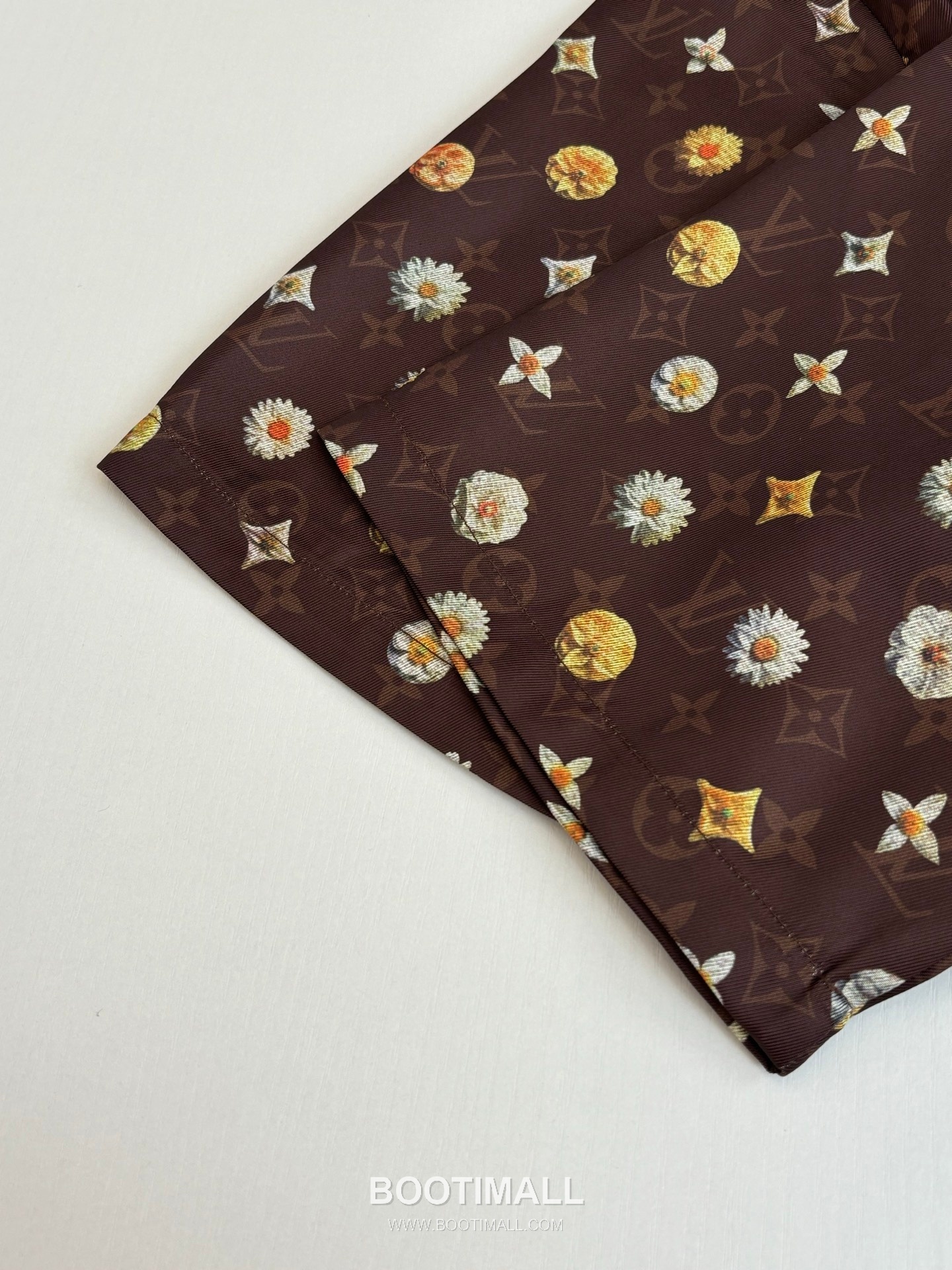 루이비통 2026SS 모노그램 데이지 프린트 루즈핏 반팔 브라운 셔츠 Louis Vuitton 2026 SS Monogram Daisy Print Loose Fit Short Sleeve Brown Shirt 10