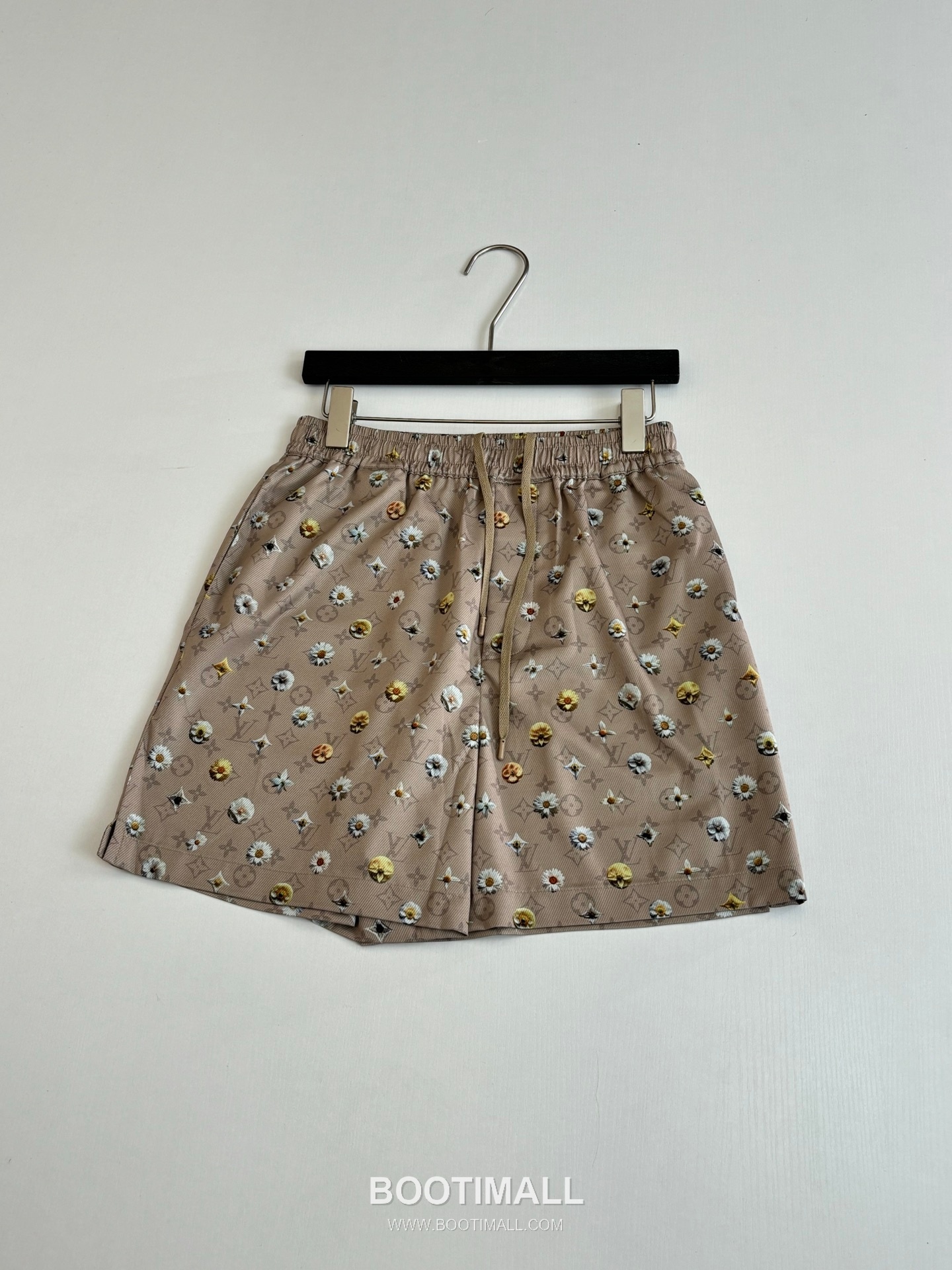 루이비통 2026SS 모노그램 데이지 프린트 루즈핏 쇼츠 브라운 팬츠 Louis Vuitton 2026 SS Monogram Daisy Print Loose Fit Shorts Brown Pants 3