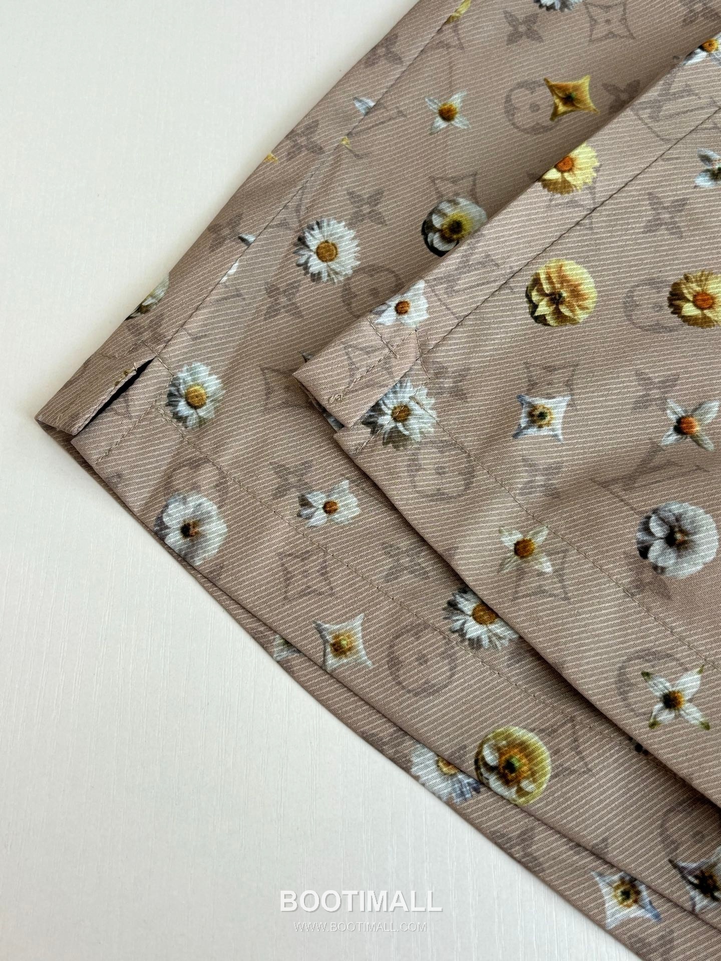 루이비통 2026SS 모노그램 데이지 프린트 루즈핏 쇼츠 브라운 팬츠 Louis Vuitton 2026 SS Monogram Daisy Print Loose Fit Shorts Brown Pants 9