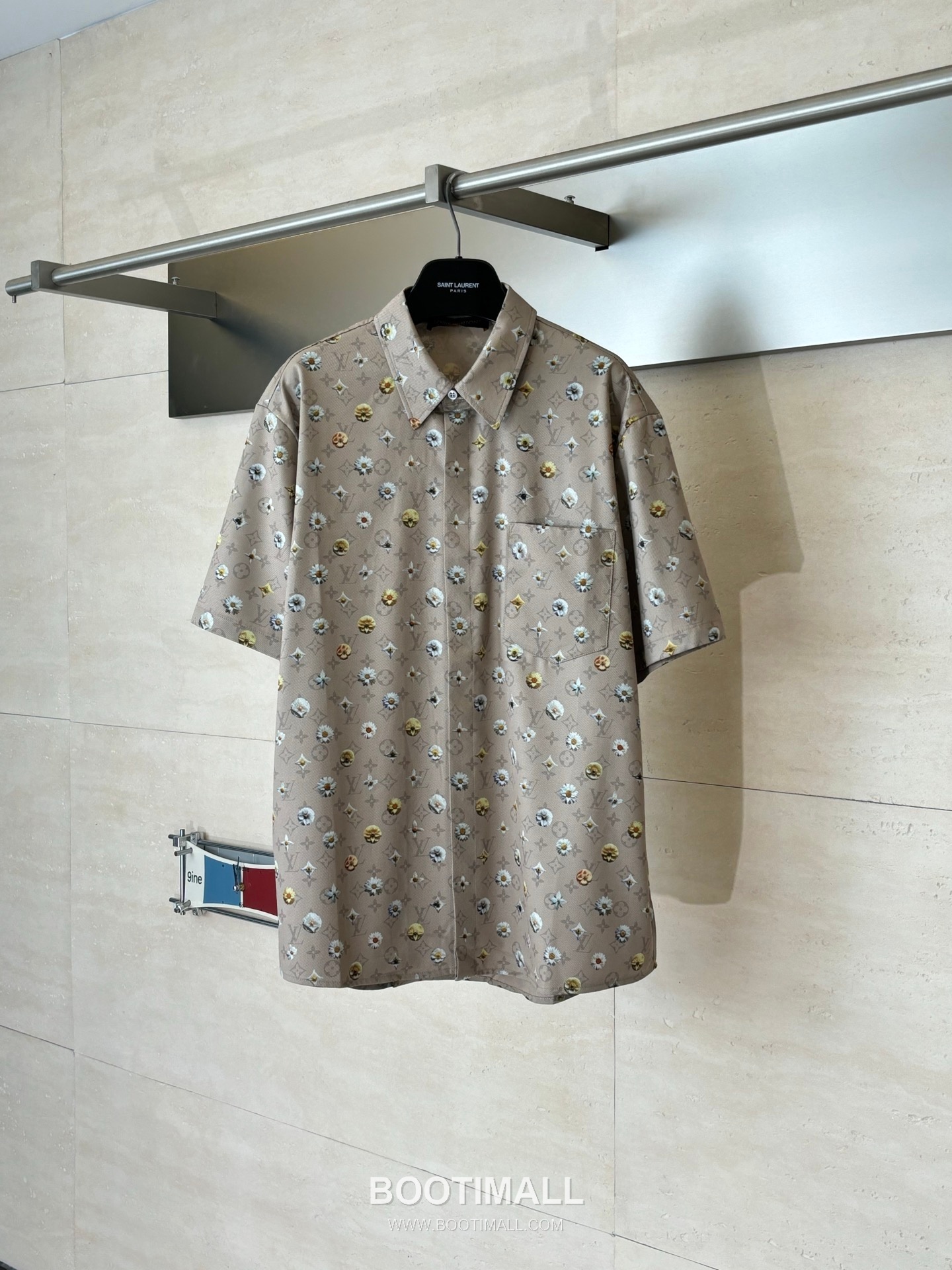 루이비통 2026SS 모노그램 데이지 프린트 루즈핏 반팔 브라운 셔츠 Louis Vuitton 2026 SS Monogram Daisy Print Loose Fit Short Sleeve Brown Shirt 1