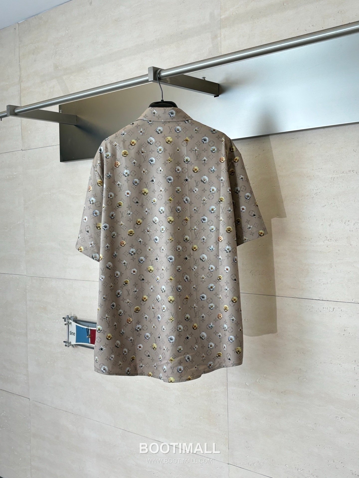 루이비통 2026SS 모노그램 데이지 프린트 루즈핏 반팔 브라운 셔츠 Louis Vuitton 2026 SS Monogram Daisy Print Loose Fit Short Sleeve Brown Shirt 2