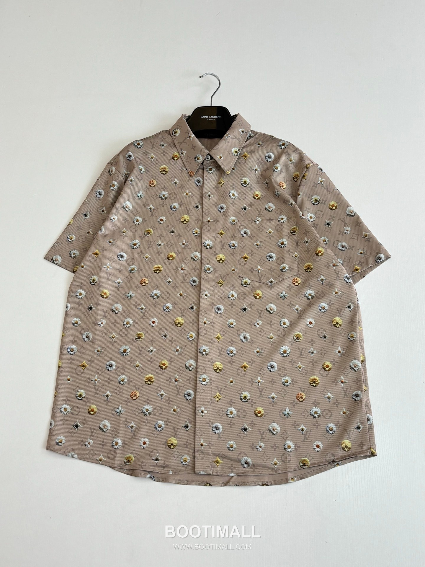 루이비통 2026SS 모노그램 데이지 프린트 루즈핏 반팔 브라운 셔츠 Louis Vuitton 2026 SS Monogram Daisy Print Loose Fit Short Sleeve Brown Shirt 3