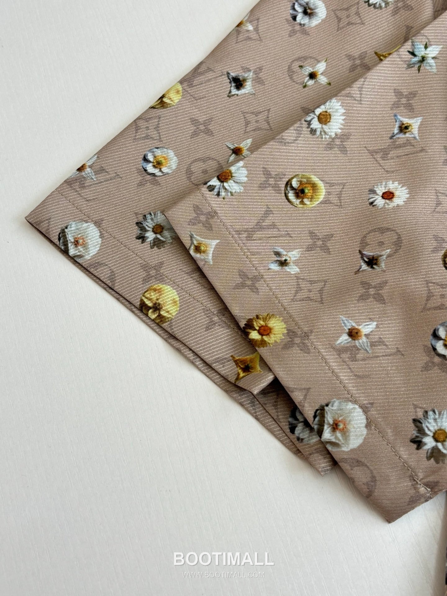 루이비통 2026SS 모노그램 데이지 프린트 루즈핏 반팔 브라운 셔츠 Louis Vuitton 2026 SS Monogram Daisy Print Loose Fit Short Sleeve Brown Shirt 8