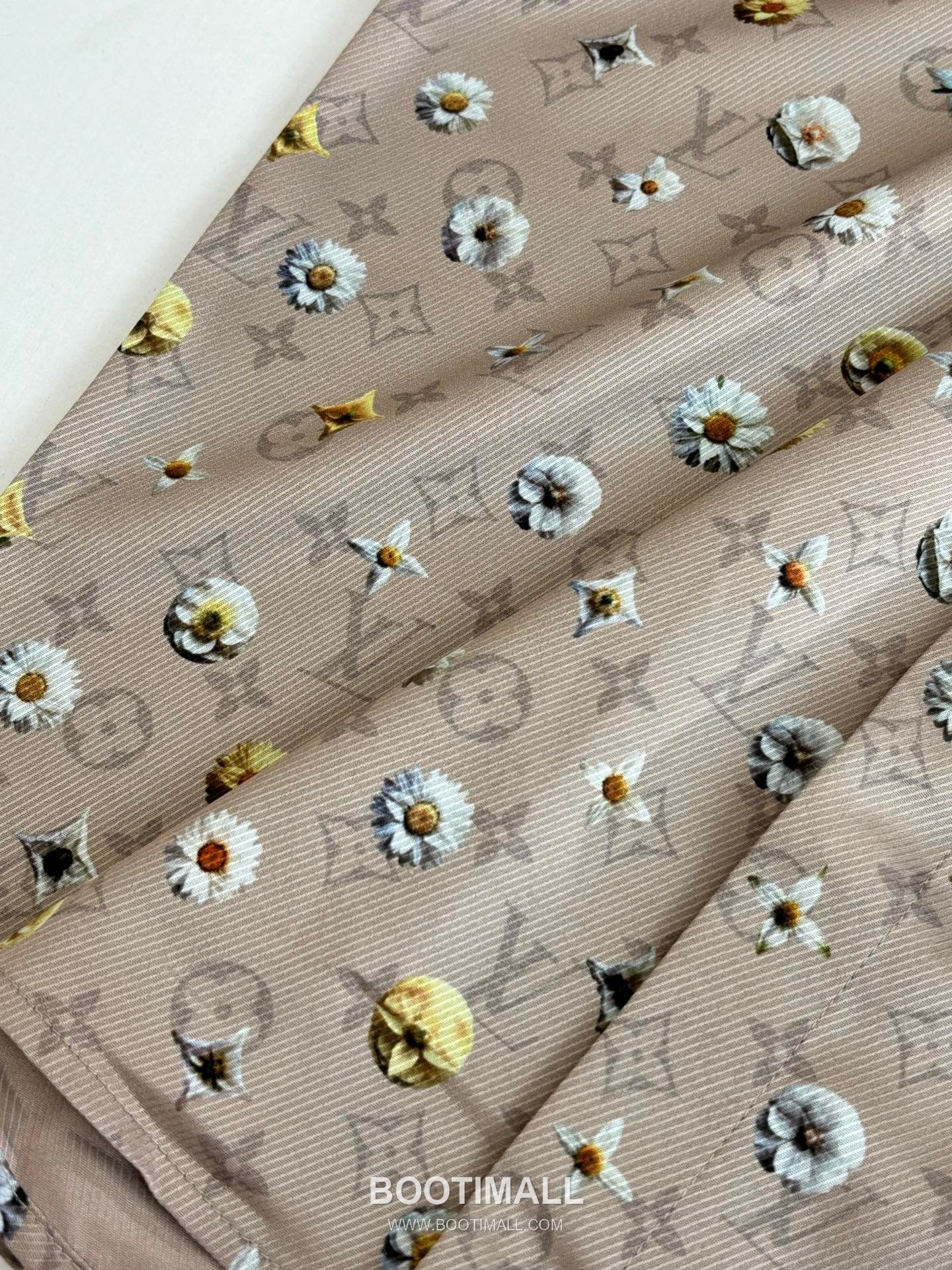 루이비통 2026SS 모노그램 데이지 프린트 루즈핏 반팔 브라운 셔츠 Louis Vuitton 2026 SS Monogram Daisy Print Loose Fit Short Sleeve Brown Shirt 9