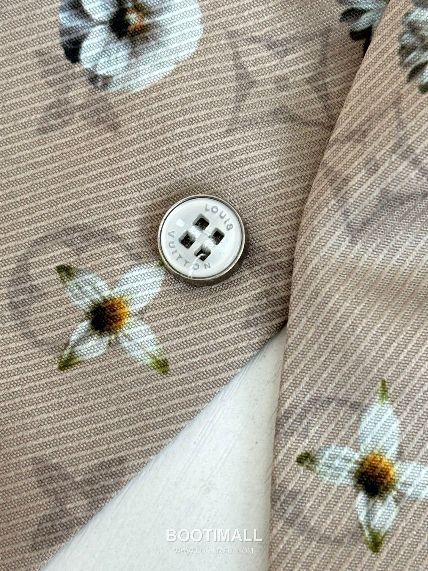 루이비통 2026SS 모노그램 데이지 프린트 루즈핏 반팔 브라운 셔츠 Louis Vuitton 2026 SS Monogram Daisy Print Loose Fit Short Sleeve Brown Shirt 10