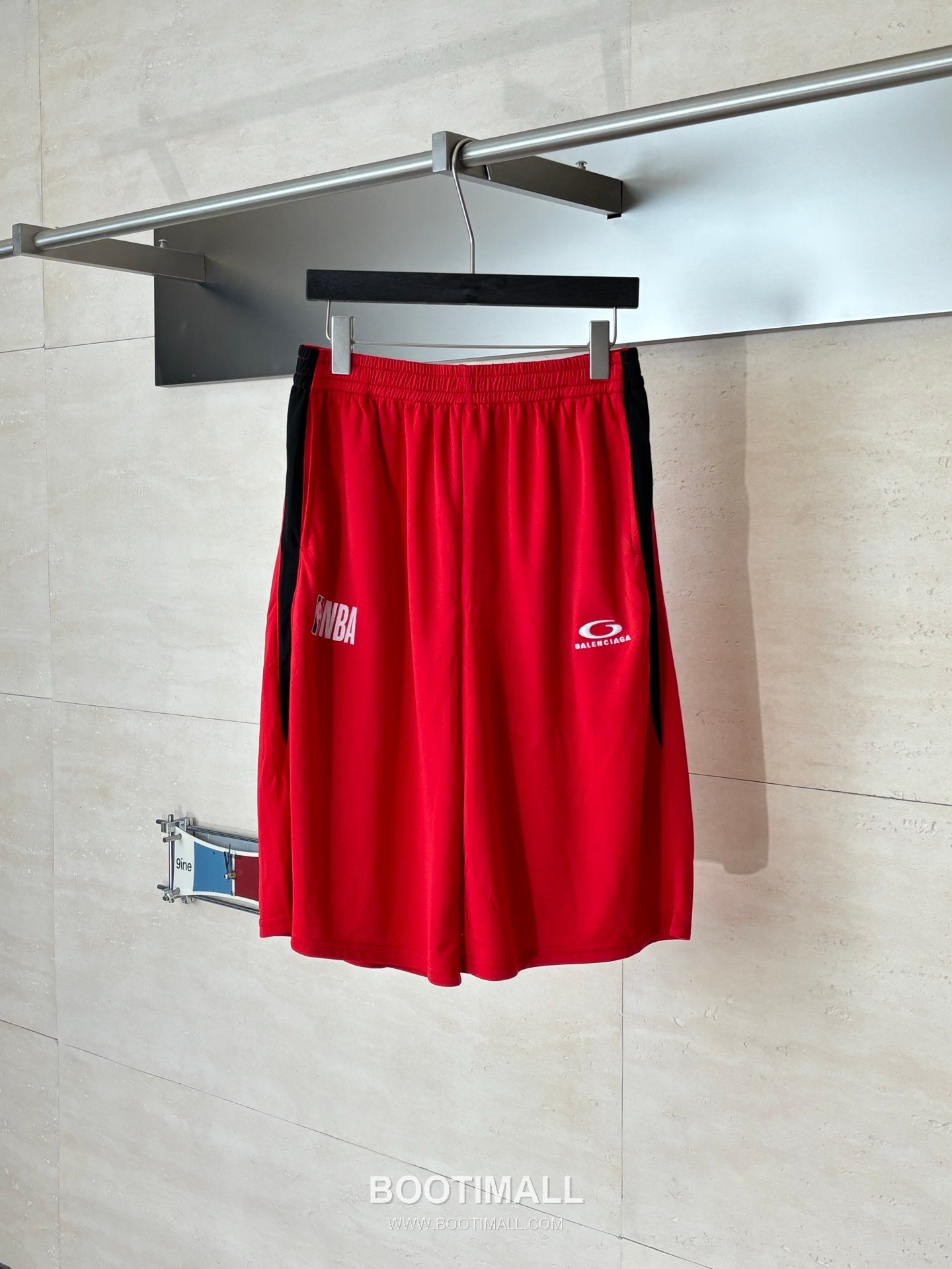 발렌시아가 2026SS NBA 원형자수 루즈핏 쇼츠 레드 팬츠 Balenciaga 2026 SS NBA Circle Embroidery Loose Fit Shorts Black Pants 1
