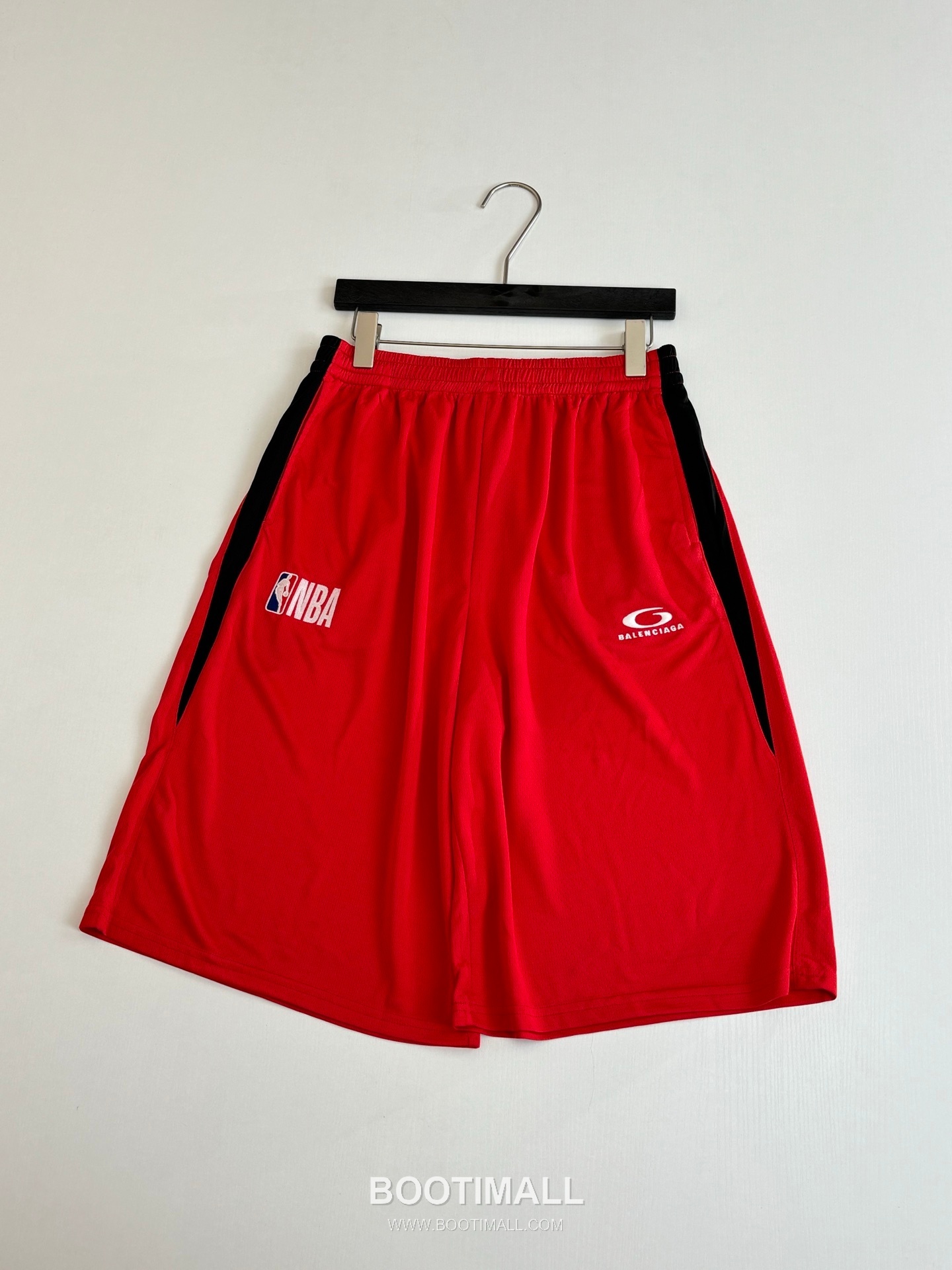 발렌시아가 2026SS NBA 원형자수 루즈핏 쇼츠 레드 팬츠 Balenciaga 2026 SS NBA Circle Embroidery Loose Fit Shorts Black Pants 3
