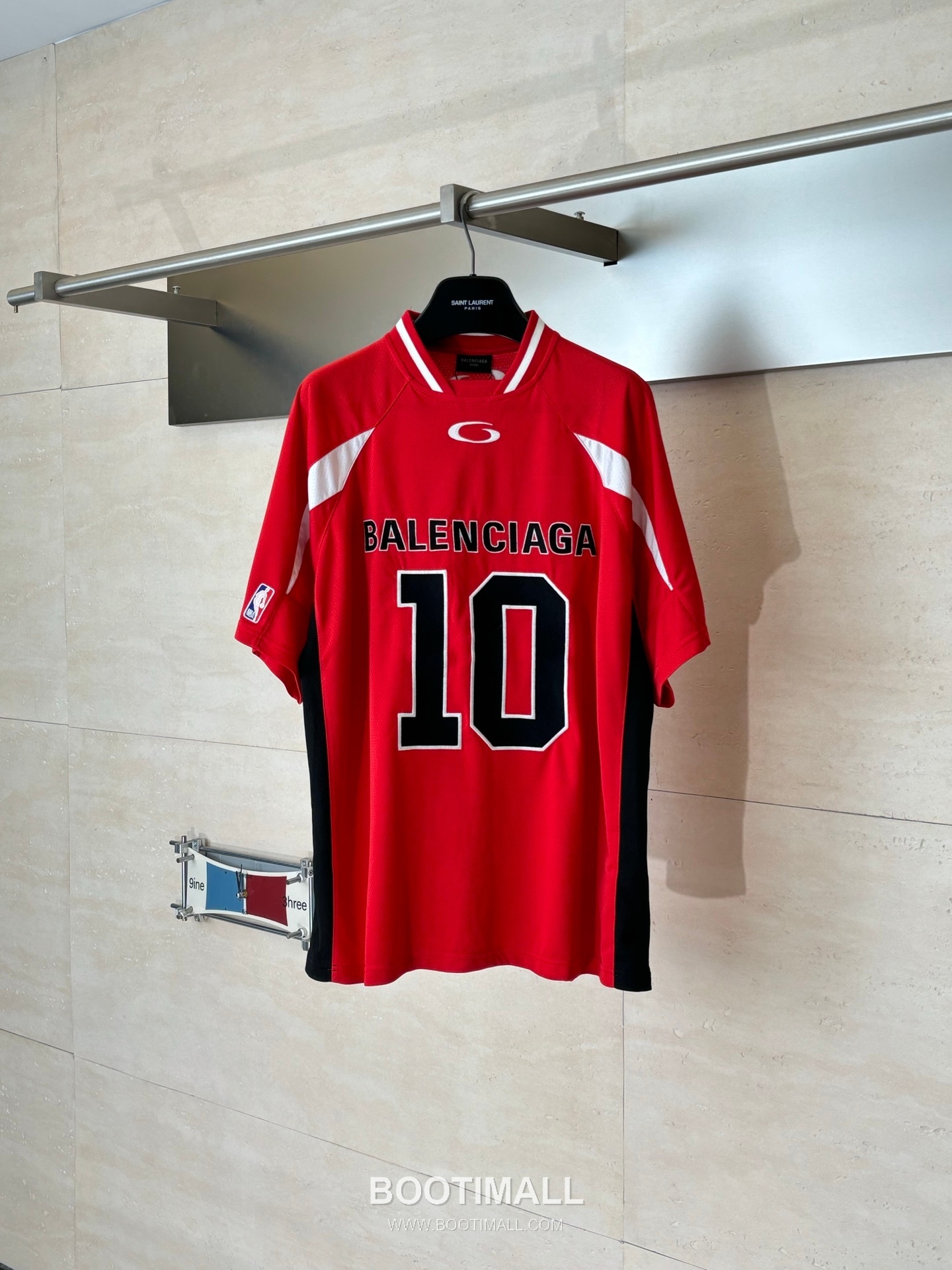 발렌시아가 2026SS NBA 로고자수 오버핏 반팔 레드 티셔츠 Balenciaga 2026 SS NBA Logo Embroidery Oversized Short Sleeve Black T-Shirt 1