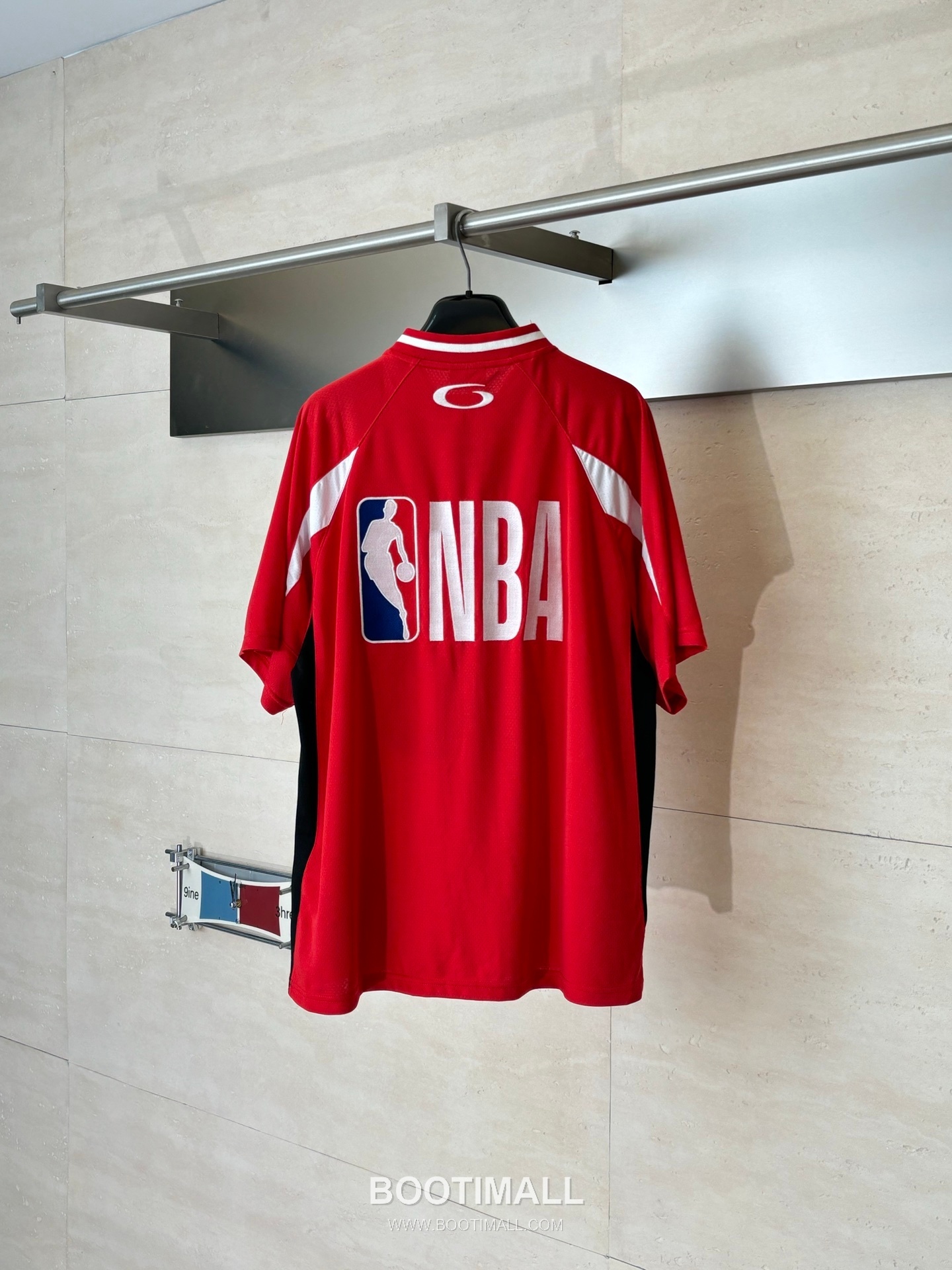 발렌시아가 2026SS NBA 로고자수 오버핏 반팔 레드 티셔츠 Balenciaga 2026 SS NBA Logo Embroidery Oversized Short Sleeve Black T-Shirt 2