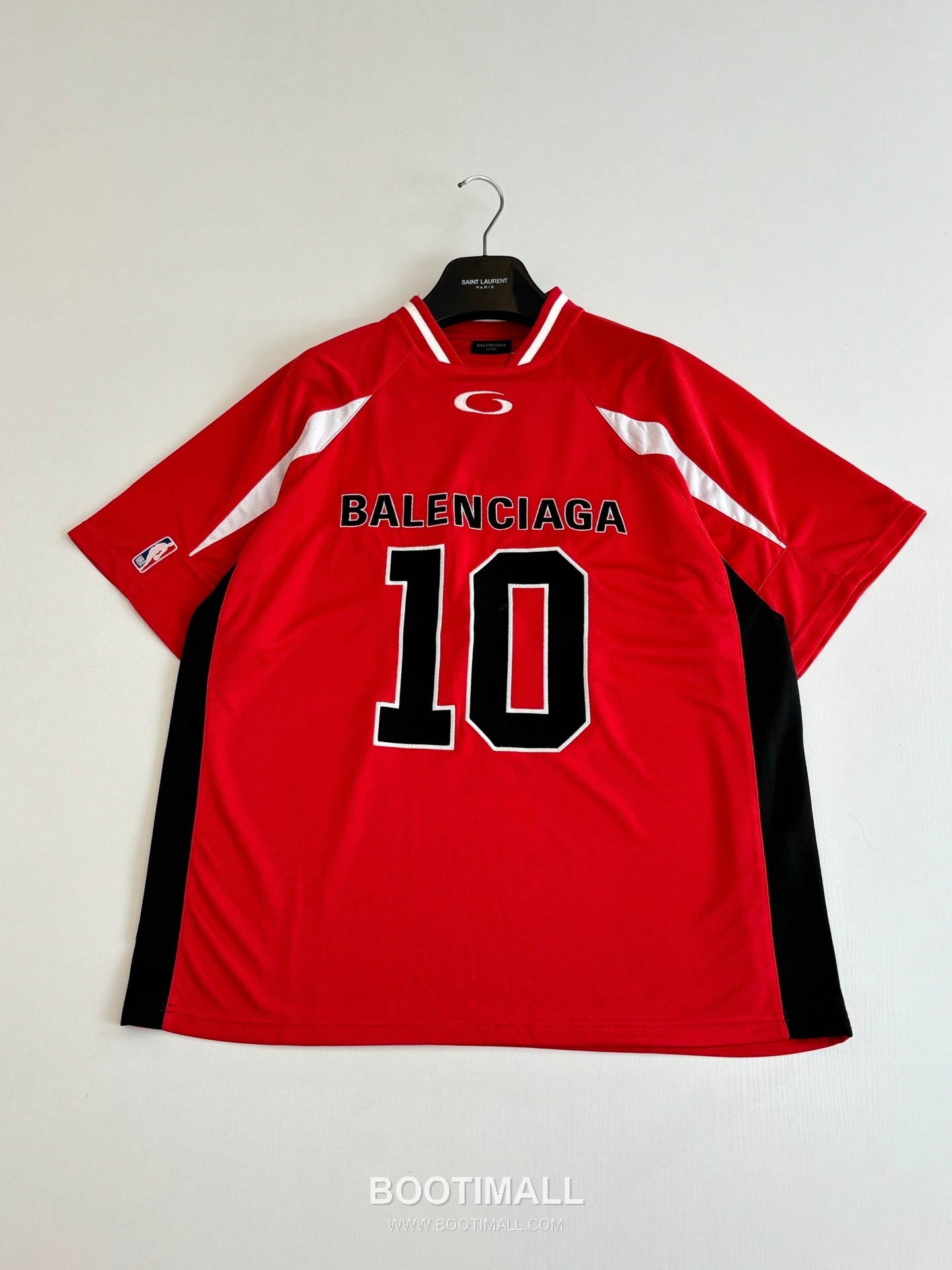 발렌시아가 2026SS NBA 로고자수 오버핏 반팔 레드 티셔츠 Balenciaga 2026 SS NBA Logo Embroidery Oversized Short Sleeve Black T-Shirt 3