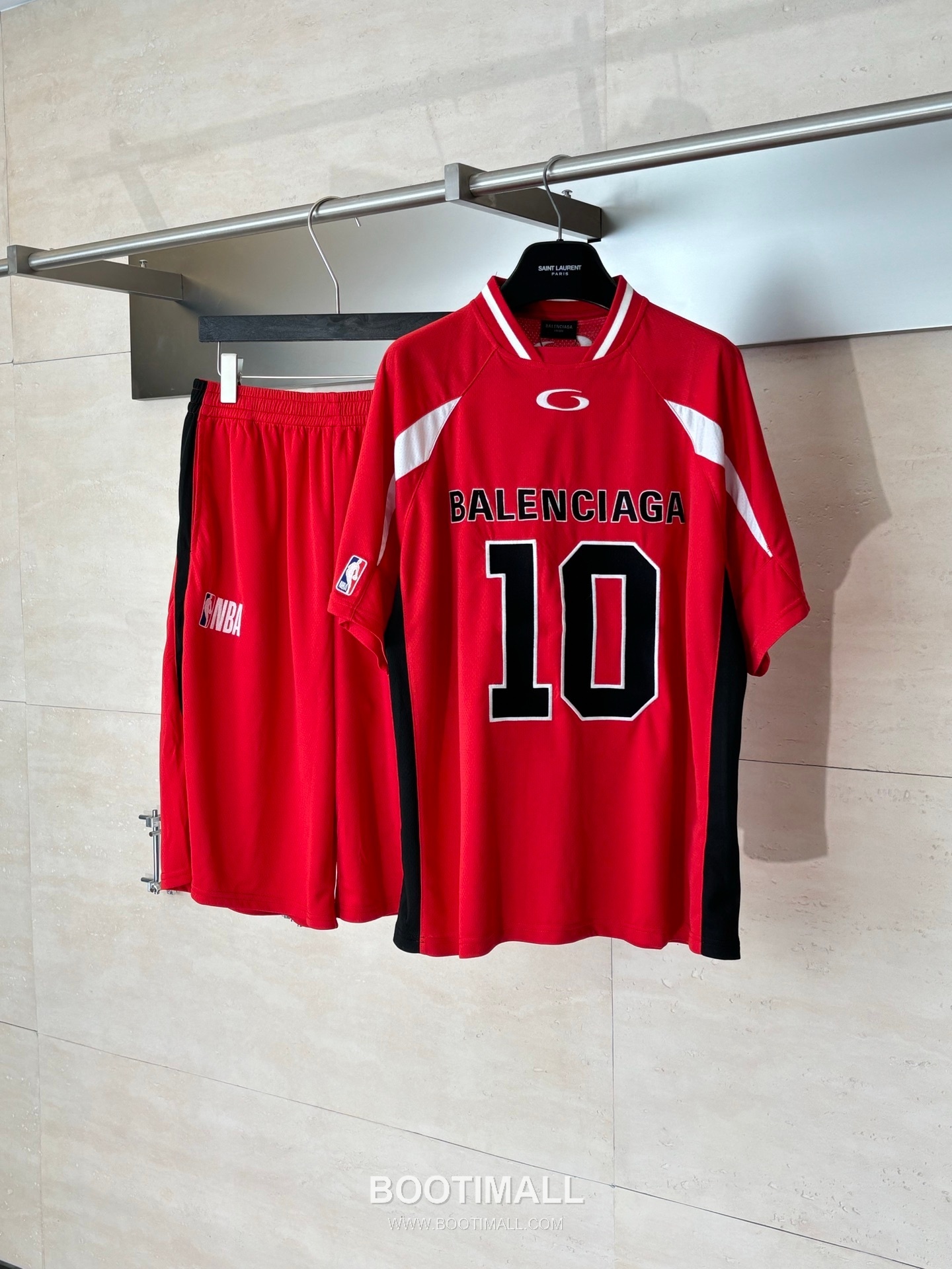 발렌시아가 2026SS NBA 로고자수 오버핏 반팔 레드 티셔츠 Balenciaga 2026 SS NBA Logo Embroidery Oversized Short Sleeve Black T-Shirt 4