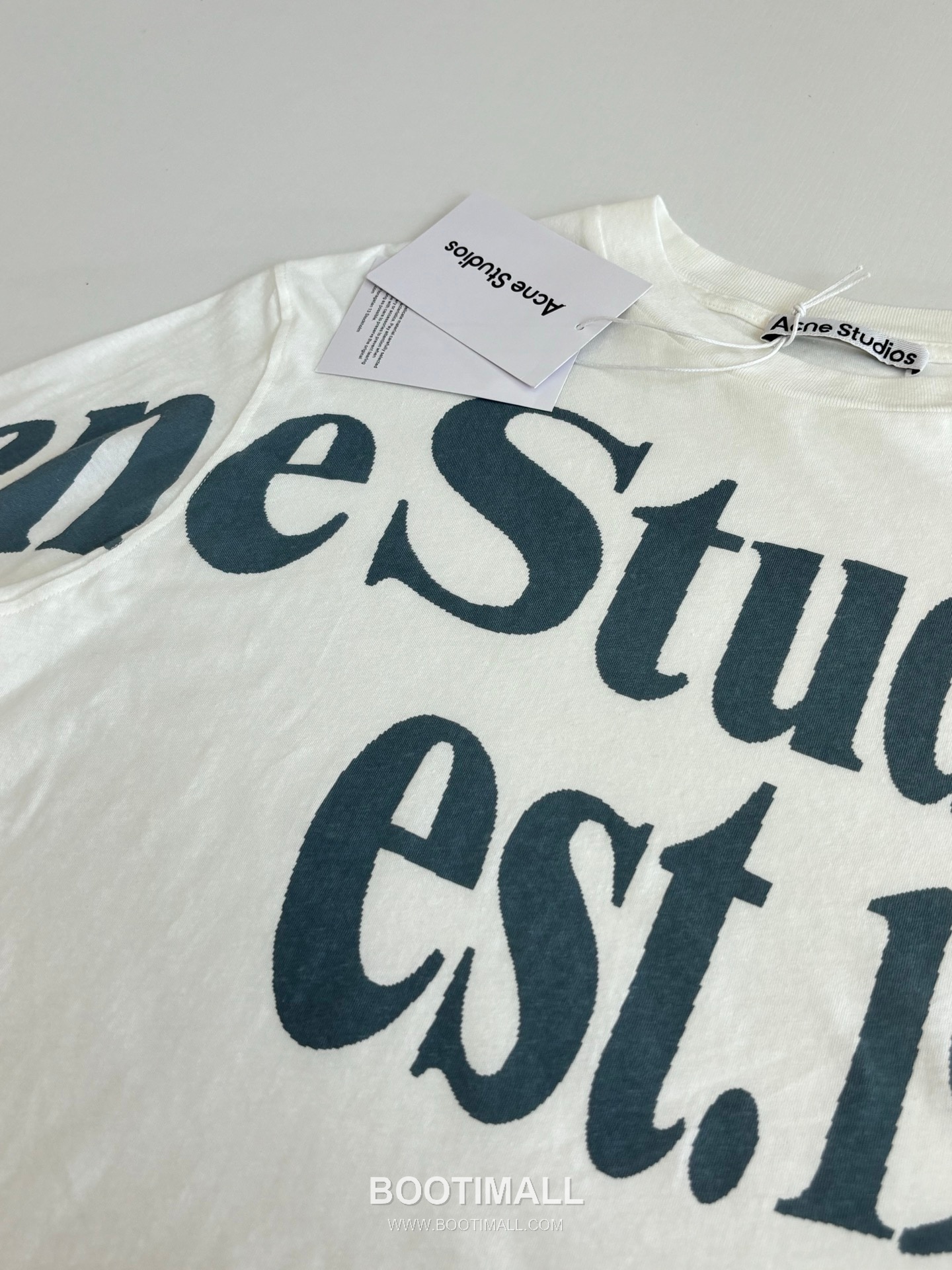 아크네스튜디오 2026SS 1996 스노우워싱 오버핏 롱슬리브 화이트 티셔츠 Acne Studios 2026 SS 1996 Snow Wash Oversized Long Sleeve Black T-Shirt 6