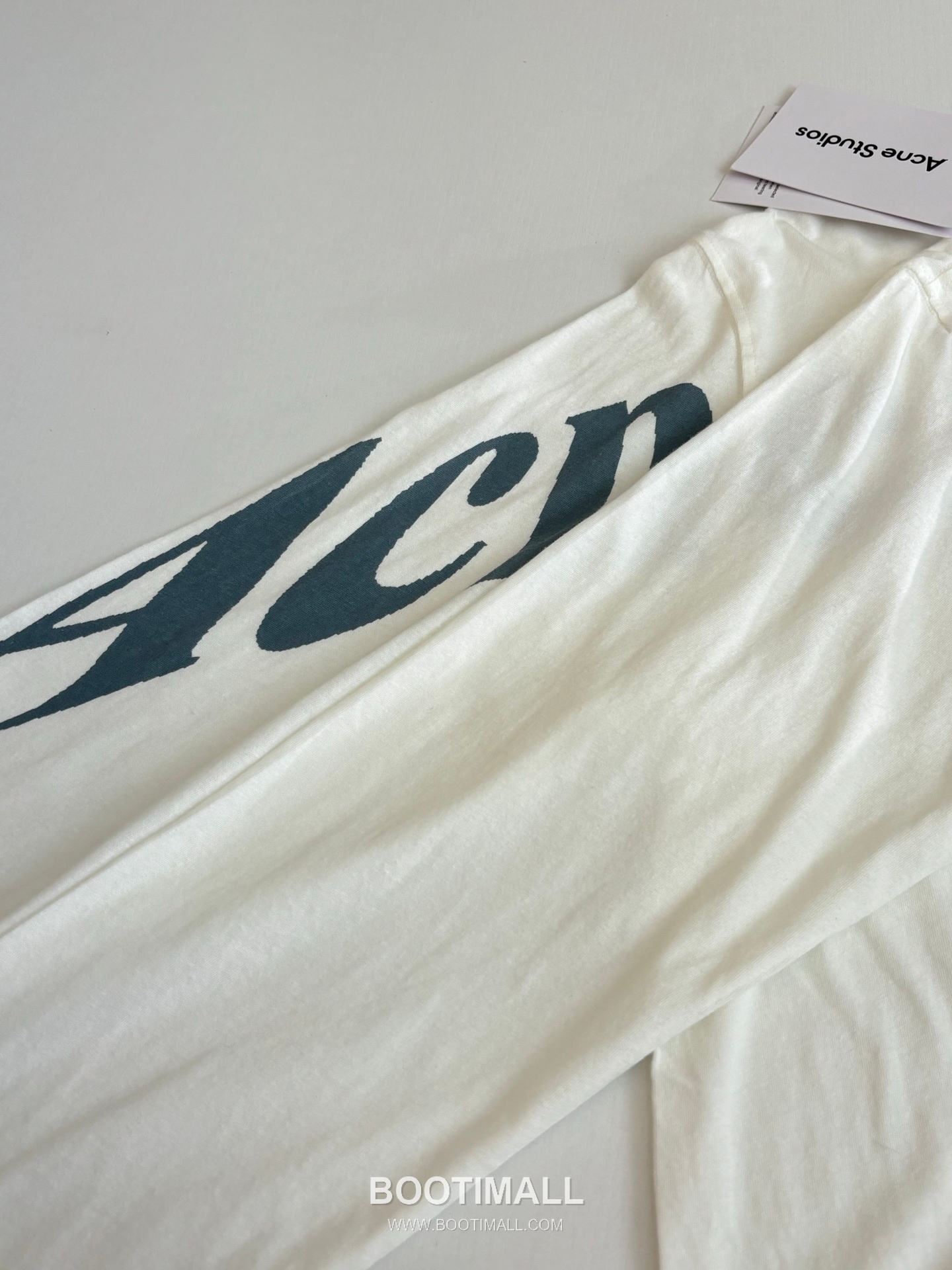 아크네스튜디오 2026SS 1996 스노우워싱 오버핏 롱슬리브 화이트 티셔츠 Acne Studios 2026 SS 1996 Snow Wash Oversized Long Sleeve Black T-Shirt 7