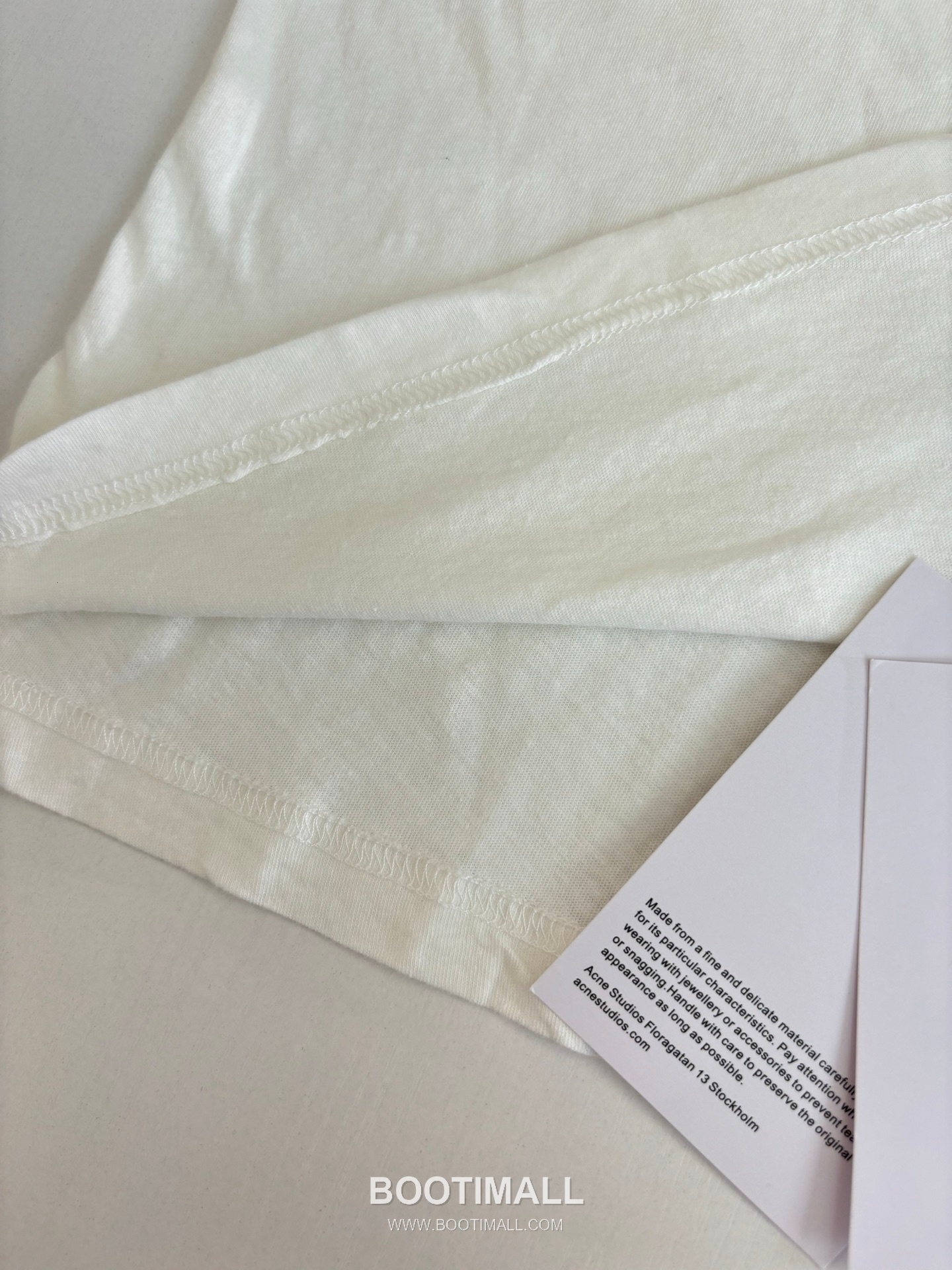 아크네스튜디오 2026SS 1996 스노우워싱 오버핏 롱슬리브 화이트 티셔츠 Acne Studios 2026 SS 1996 Snow Wash Oversized Long Sleeve Black T-Shirt 9