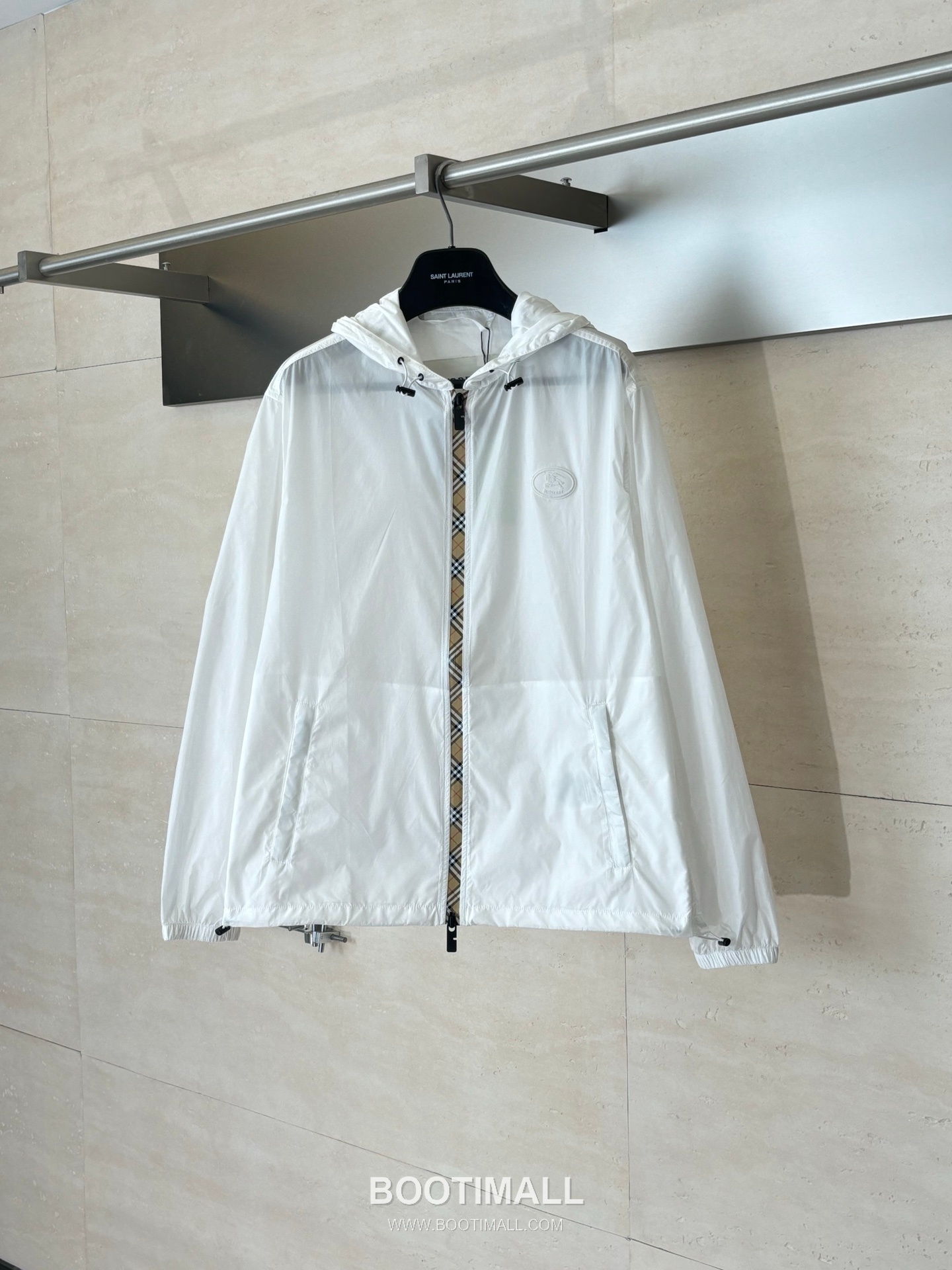 버버리 2026SS 빈티지체크 트림 경량 나일론 루즈핏 후드 화이트 재킷 Burberry 2026 SS Vintage Check Trim Lightweight Nylon Loose Fit Hooded Black Jacket 1