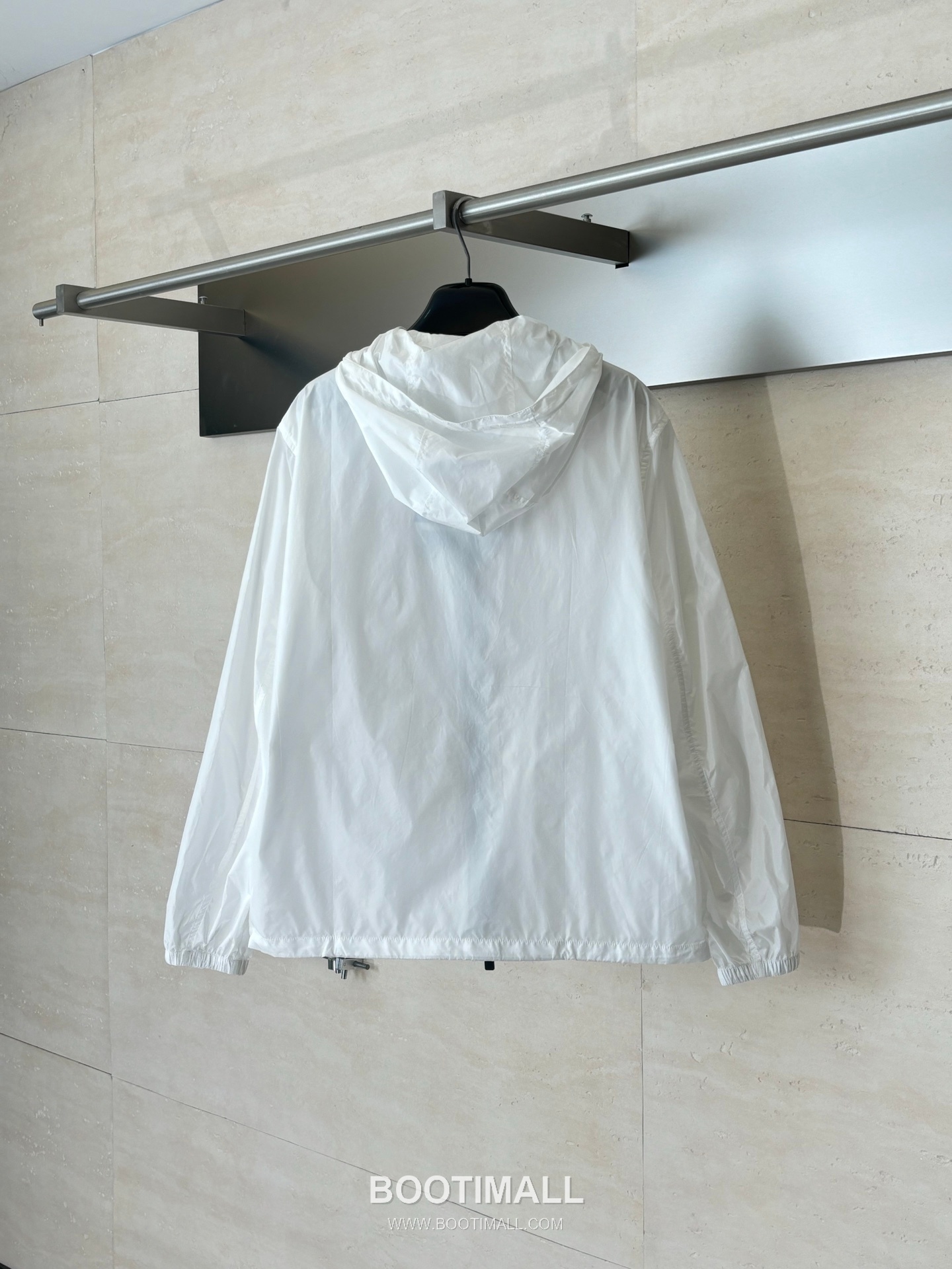 버버리 2026SS 빈티지체크 트림 경량 나일론 루즈핏 후드 화이트 재킷 Burberry 2026 SS Vintage Check Trim Lightweight Nylon Loose Fit Hooded Black Jacket 2