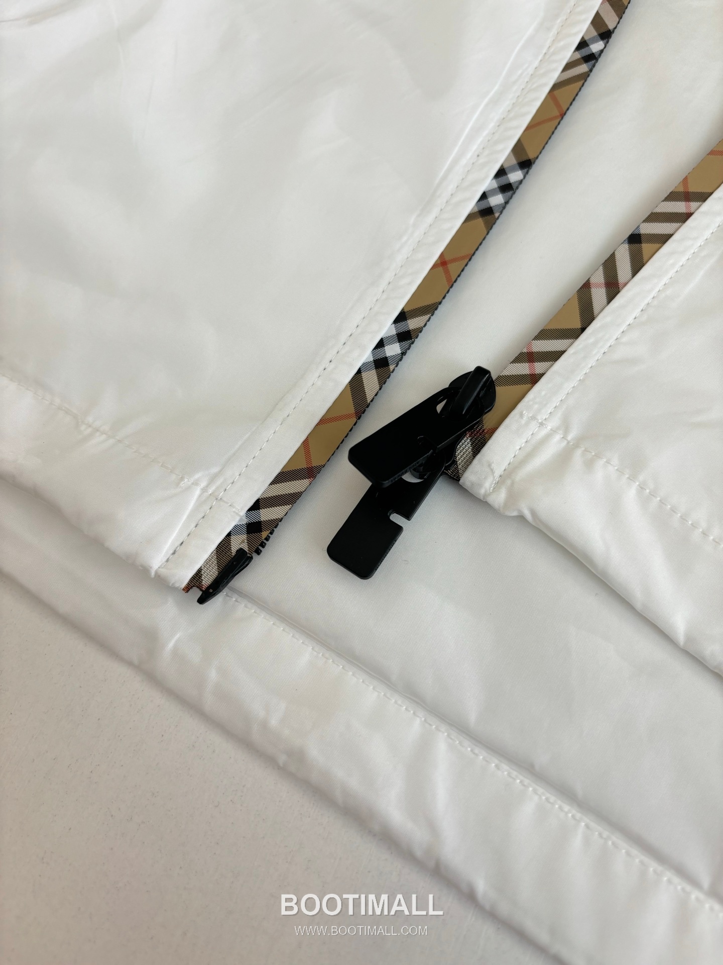 버버리 2026SS 빈티지체크 트림 경량 나일론 루즈핏 후드 화이트 재킷 Burberry 2026 SS Vintage Check Trim Lightweight Nylon Loose Fit Hooded Black Jacket 8