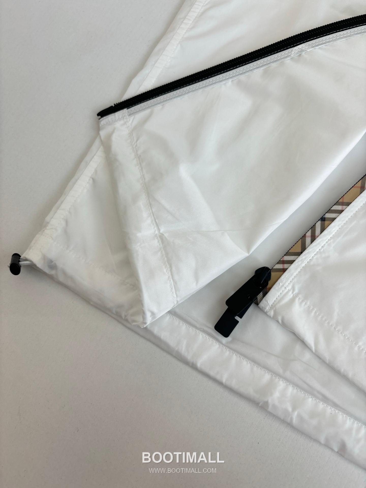 버버리 2026SS 빈티지체크 트림 경량 나일론 루즈핏 후드 화이트 재킷 Burberry 2026 SS Vintage Check Trim Lightweight Nylon Loose Fit Hooded Black Jacket 10