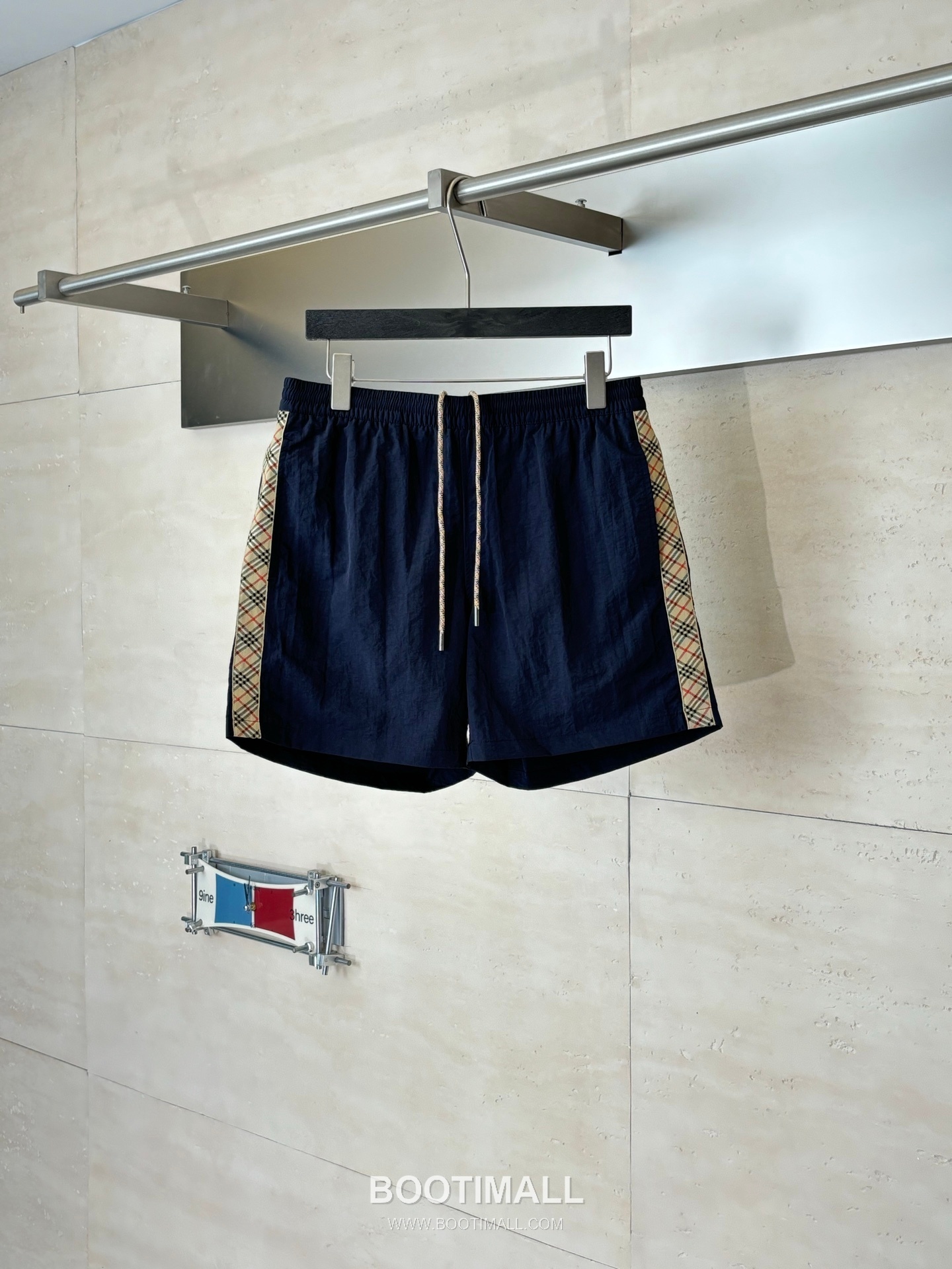버버리 2026SS 빈티지체크 사이드트림 나일론 루즈핏 드로스트링 쇼츠 네이비 팬츠 Burberry 2026 SS Vintage Check Side Trim Nylon Loose Fit Drawstring Shorts Black Pants 1