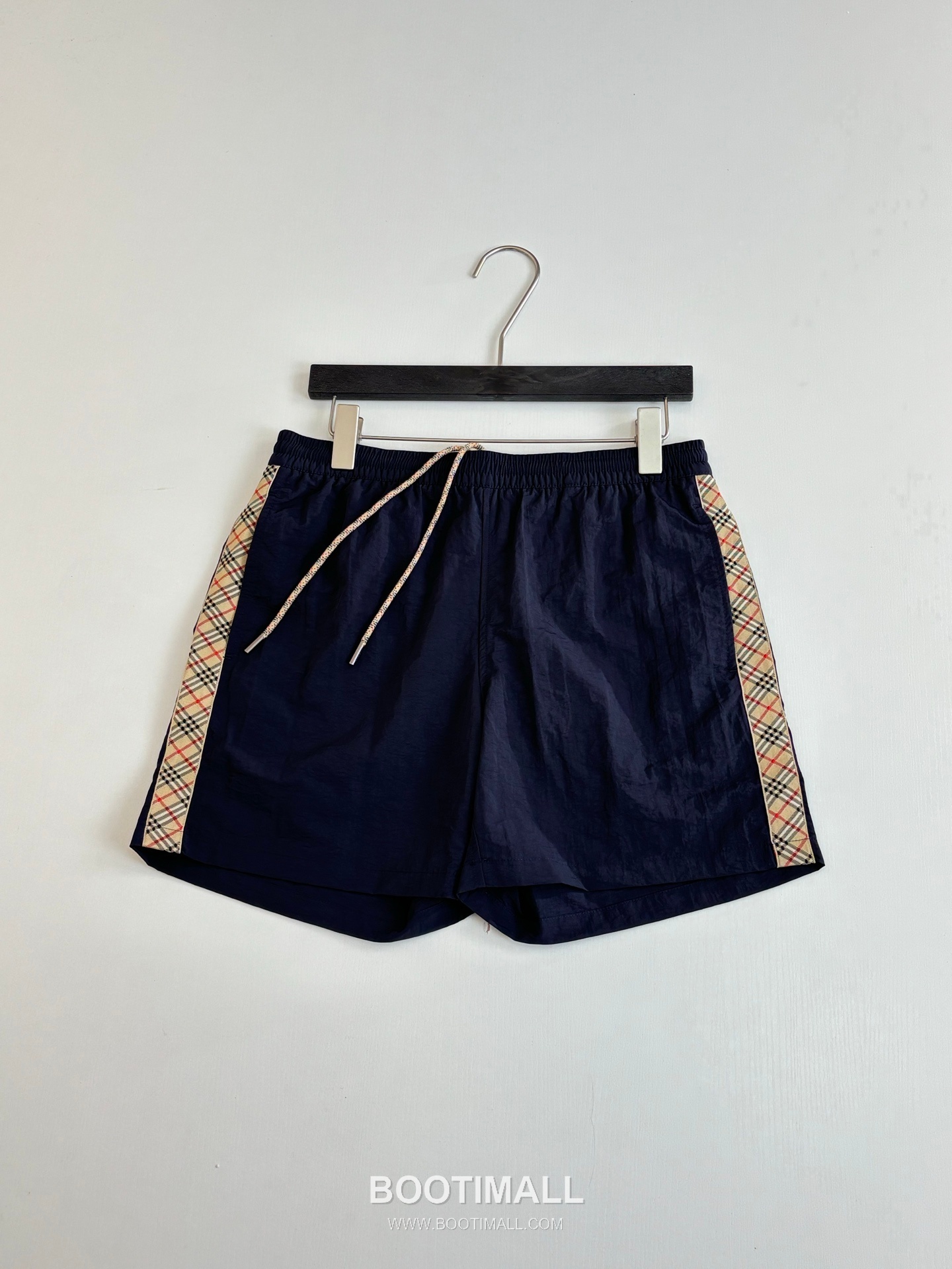 버버리 2026SS 빈티지체크 사이드트림 나일론 루즈핏 드로스트링 쇼츠 네이비 팬츠 Burberry 2026 SS Vintage Check Side Trim Nylon Loose Fit Drawstring Shorts Black Pants 3