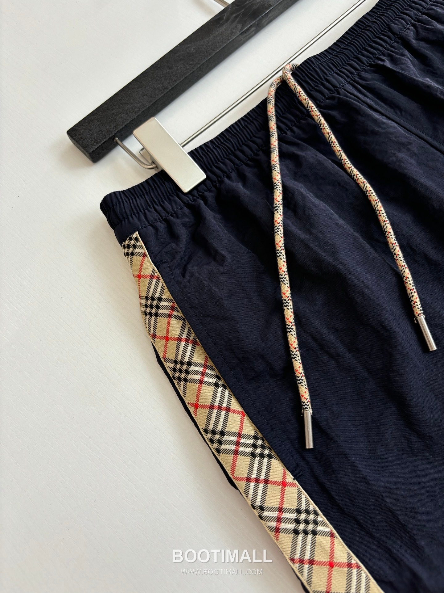 버버리 2026SS 빈티지체크 사이드트림 나일론 루즈핏 드로스트링 쇼츠 네이비 팬츠 Burberry 2026 SS Vintage Check Side Trim Nylon Loose Fit Drawstring Shorts Black Pants 5
