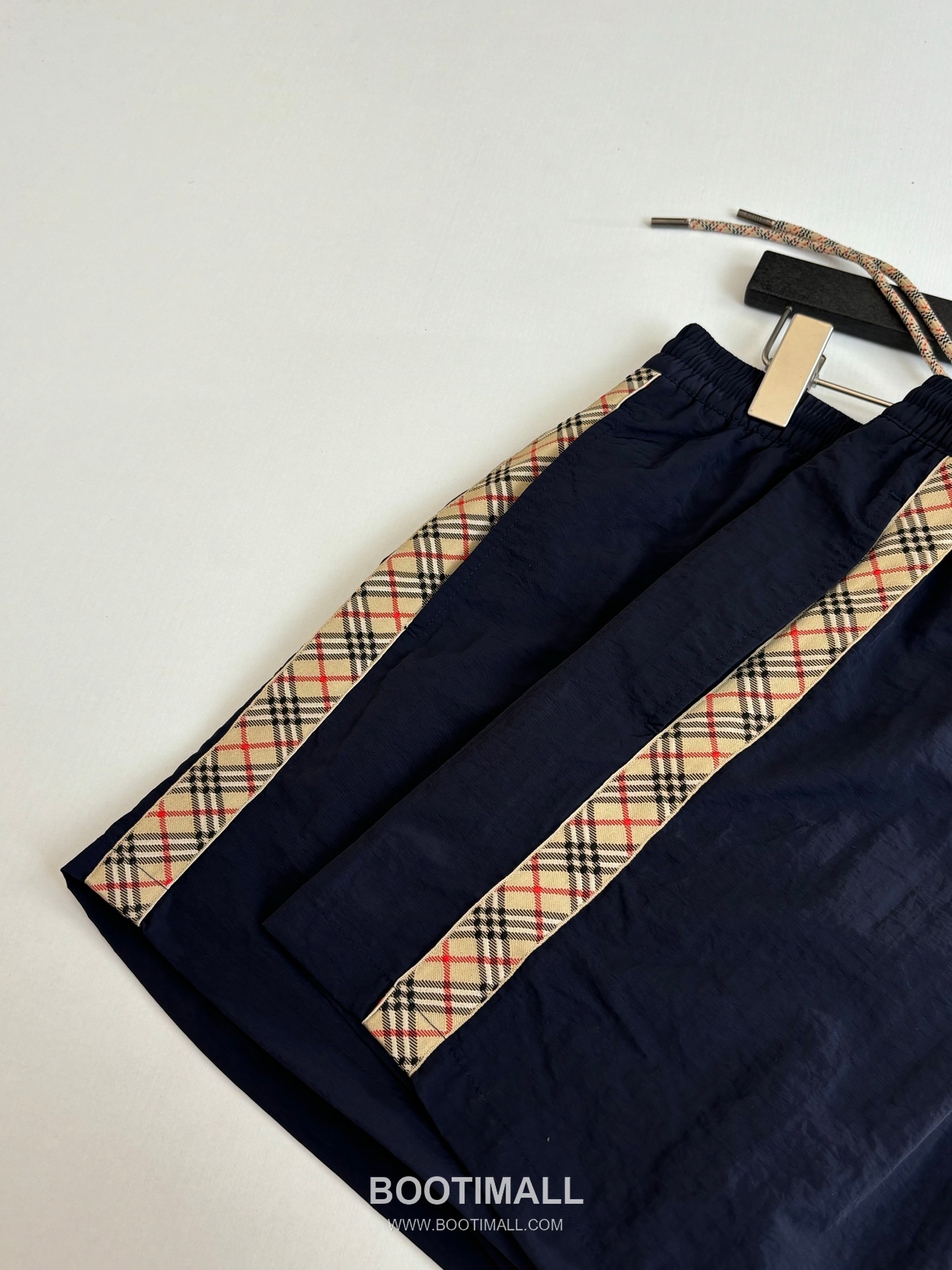 버버리 2026SS 빈티지체크 사이드트림 나일론 루즈핏 드로스트링 쇼츠 네이비 팬츠 Burberry 2026 SS Vintage Check Side Trim Nylon Loose Fit Drawstring Shorts Black Pants 6