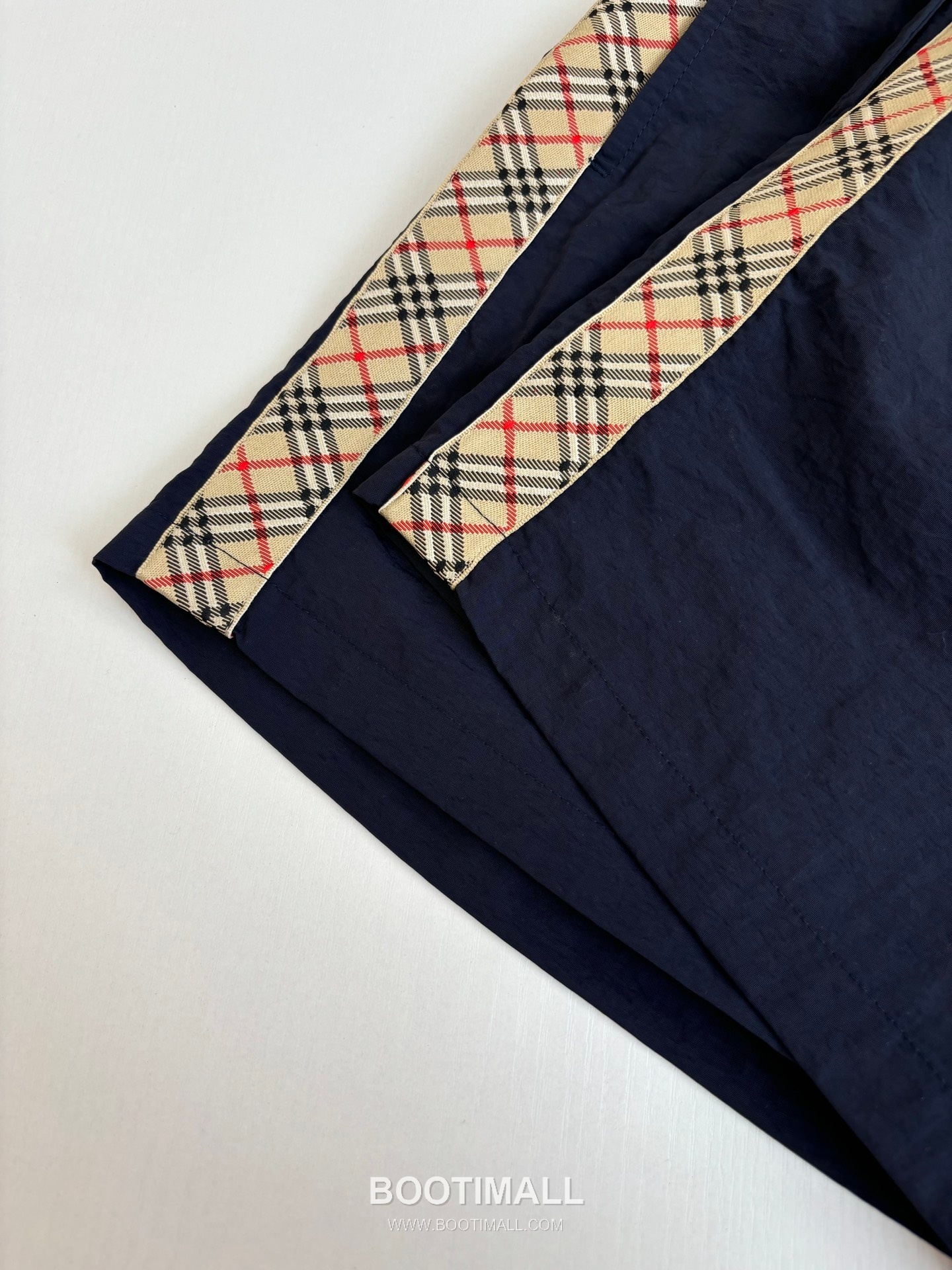 버버리 2026SS 빈티지체크 사이드트림 나일론 루즈핏 드로스트링 쇼츠 네이비 팬츠 Burberry 2026 SS Vintage Check Side Trim Nylon Loose Fit Drawstring Shorts Black Pants 7