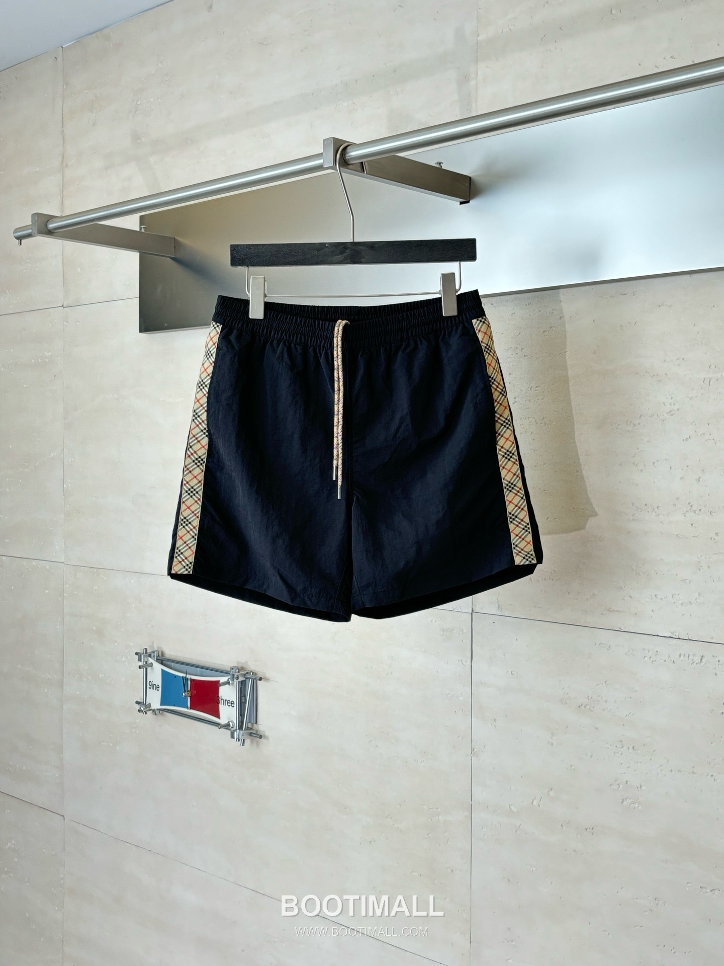 버버리 2026SS 빈티지체크 사이드트림 나일론 루즈핏 드로스트링 쇼츠 블랙 팬츠 Burberry 2026 SS Vintage Check Side Trim Nylon Loose Fit Drawstring Shorts Black Pants 1