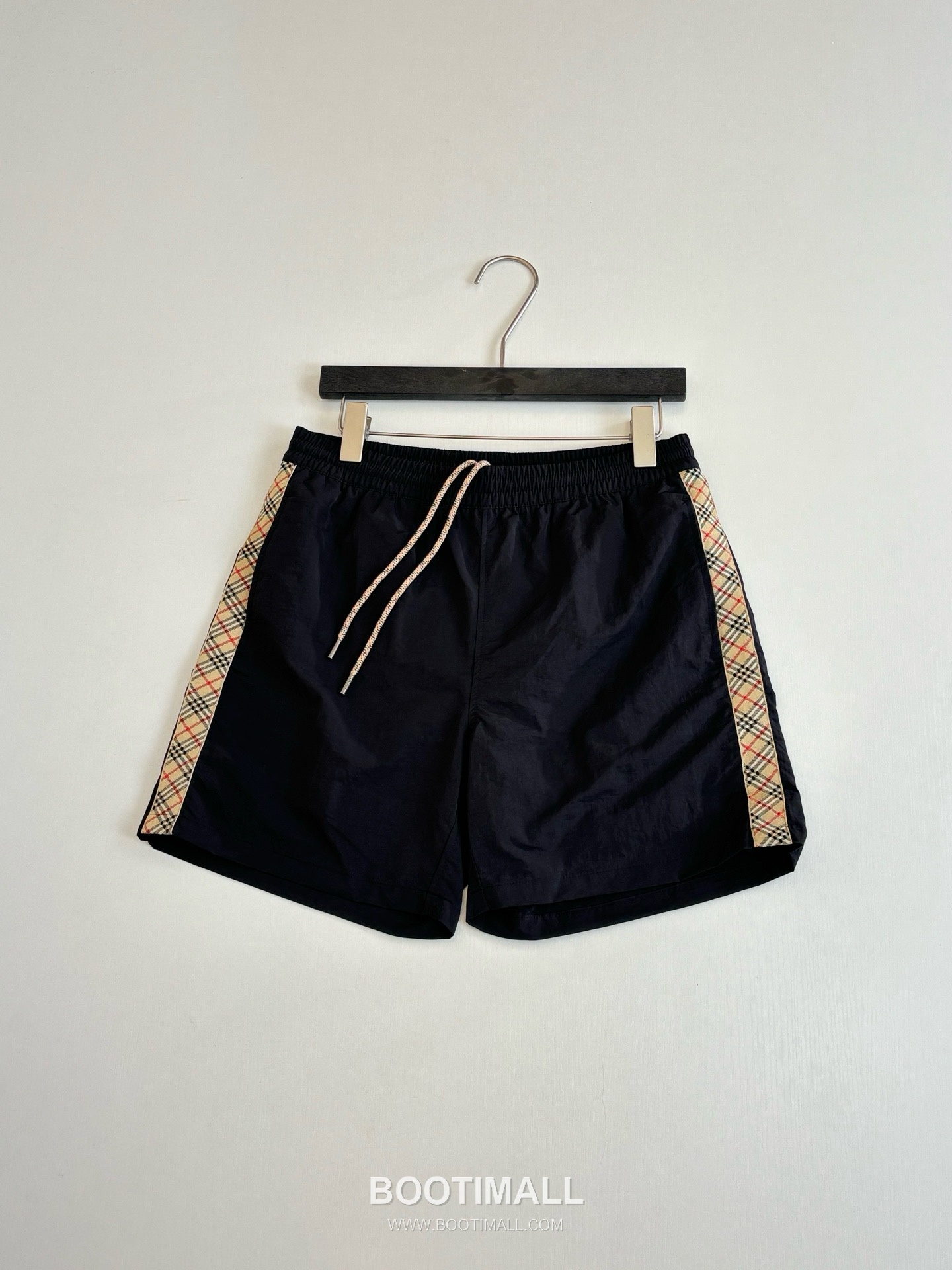 버버리 2026SS 빈티지체크 사이드트림 나일론 루즈핏 드로스트링 쇼츠 블랙 팬츠 Burberry 2026 SS Vintage Check Side Trim Nylon Loose Fit Drawstring Shorts Black Pants 3