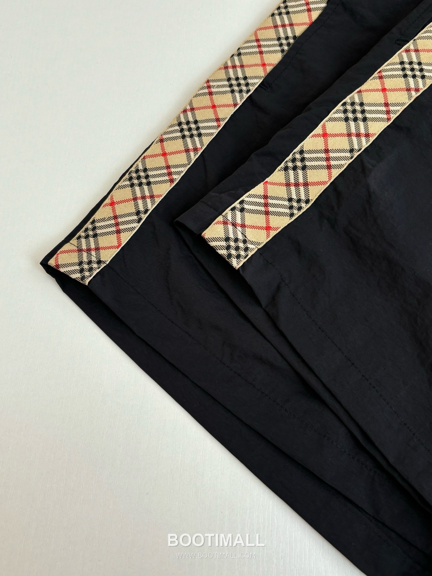 버버리 2026SS 빈티지체크 사이드트림 나일론 루즈핏 드로스트링 쇼츠 블랙 팬츠 Burberry 2026 SS Vintage Check Side Trim Nylon Loose Fit Drawstring Shorts Black Pants 7