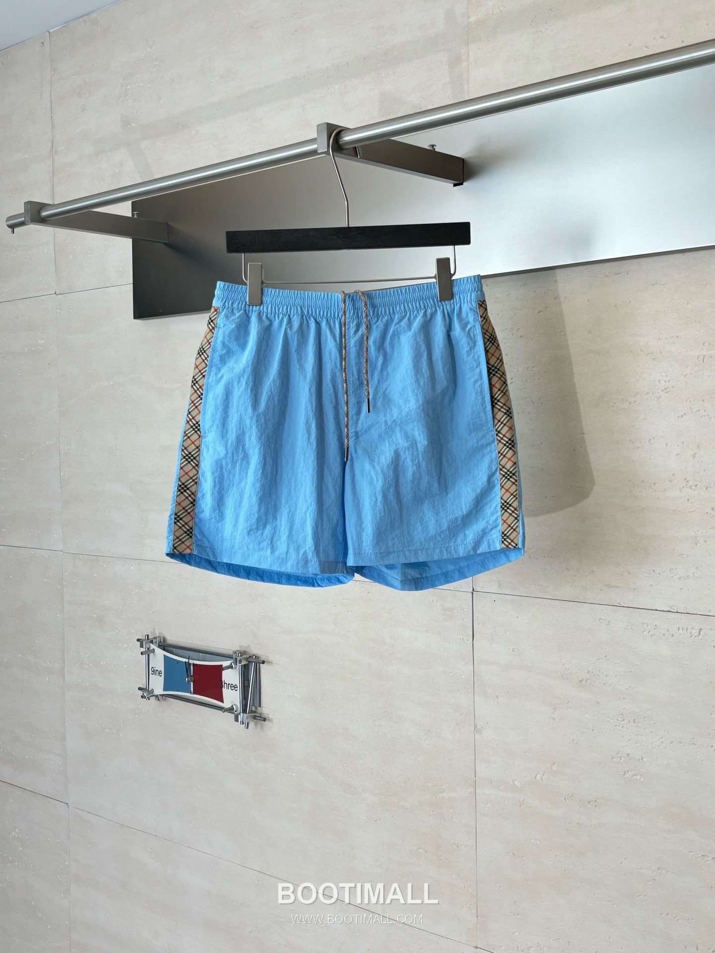 버버리 2026SS 빈티지체크 사이드트림 나일론 루즈핏 드로스트링 쇼츠 블루 팬츠 Burberry 2026 SS Vintage Check Side Trim Nylon Loose Fit Drawstring Shorts Black Pants 1