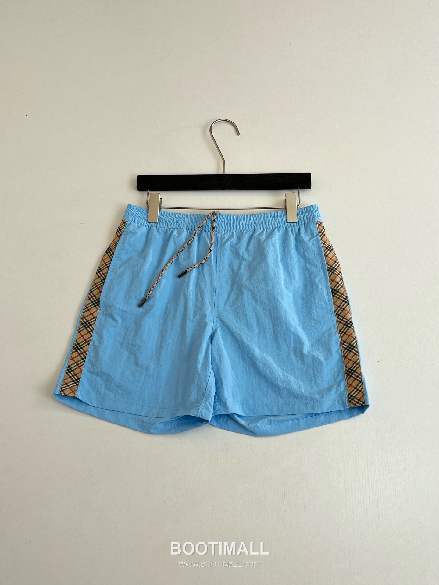 버버리 2026SS 빈티지체크 사이드트림 나일론 루즈핏 드로스트링 쇼츠 블루 팬츠 Burberry 2026 SS Vintage Check Side Trim Nylon Loose Fit Drawstring Shorts Black Pants 3