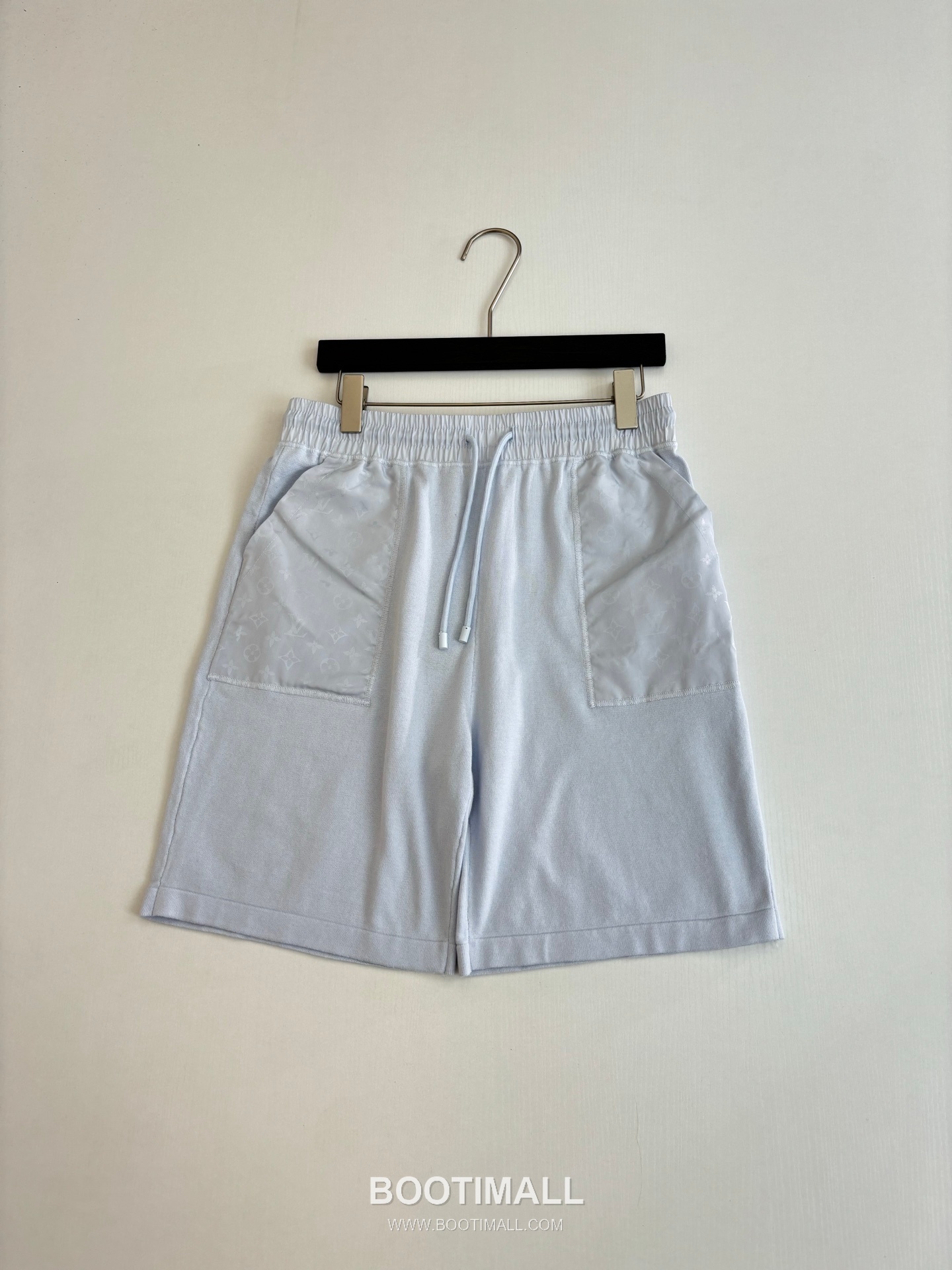 루이비통 2026SS 모노그램 나일론 포켓 코튼혼방 레귤러핏 쇼츠 화이트 팬츠 Louis Vuitton 2026 SS Monogram Nylon Pocket Cotton Blend Regular Fit Shorts Black Pants 3