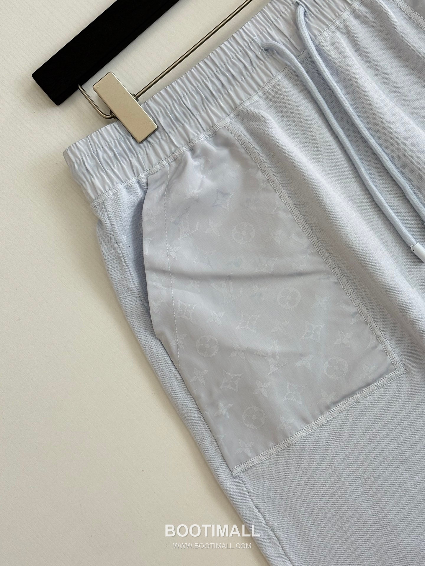 루이비통 2026SS 모노그램 나일론 포켓 코튼혼방 레귤러핏 쇼츠 화이트 팬츠 Louis Vuitton 2026 SS Monogram Nylon Pocket Cotton Blend Regular Fit Shorts Black Pants 5