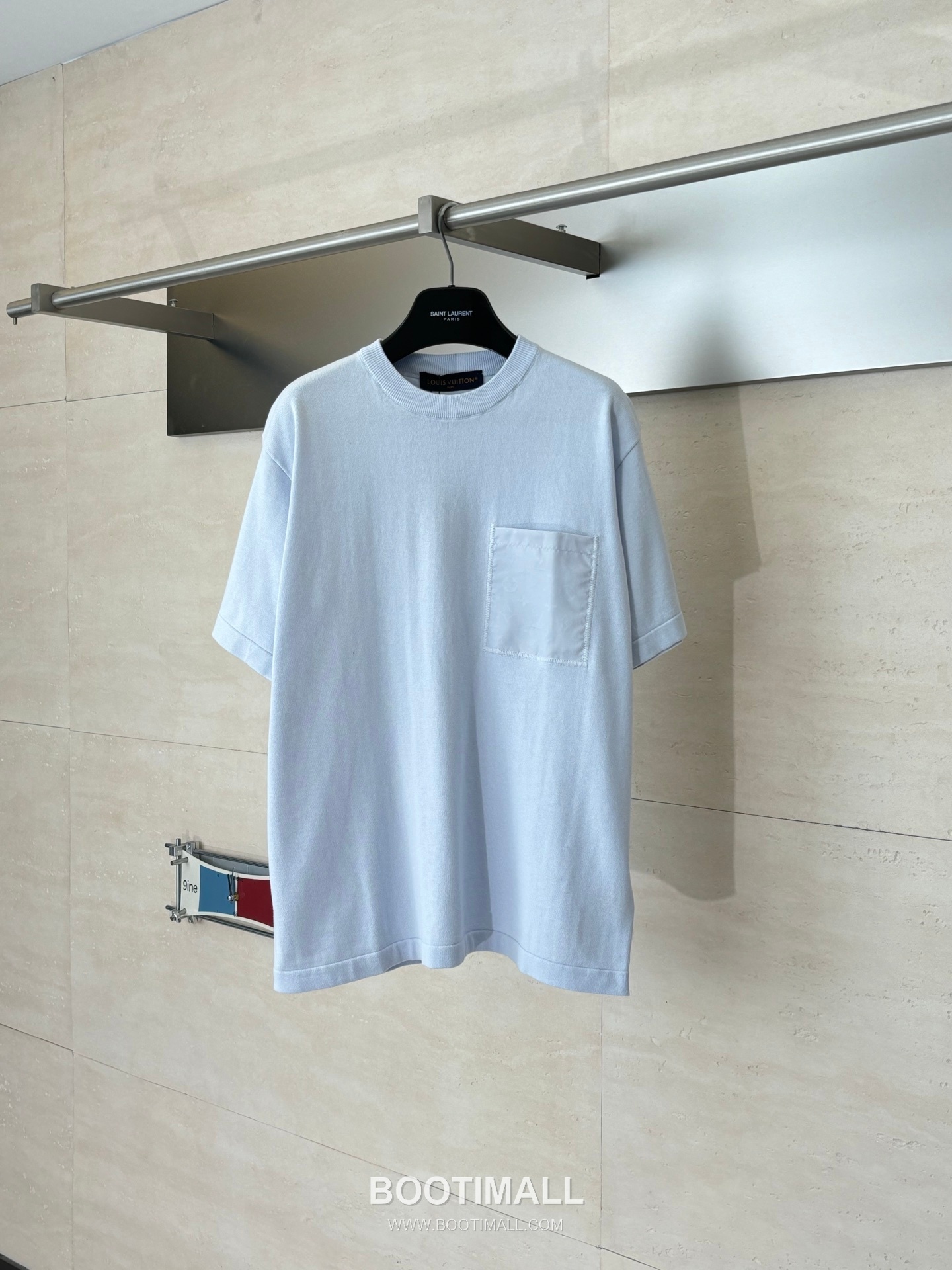 루이비통 2026SS 모노그램 나일론 포켓 코튼혼방 레귤러핏 반팔 화이트 티셔츠 Louis Vuitton 2026 SS Monogram Nylon Pocket Cotton Blend Regular Fit Short Sleeve Black T-Shirt 1