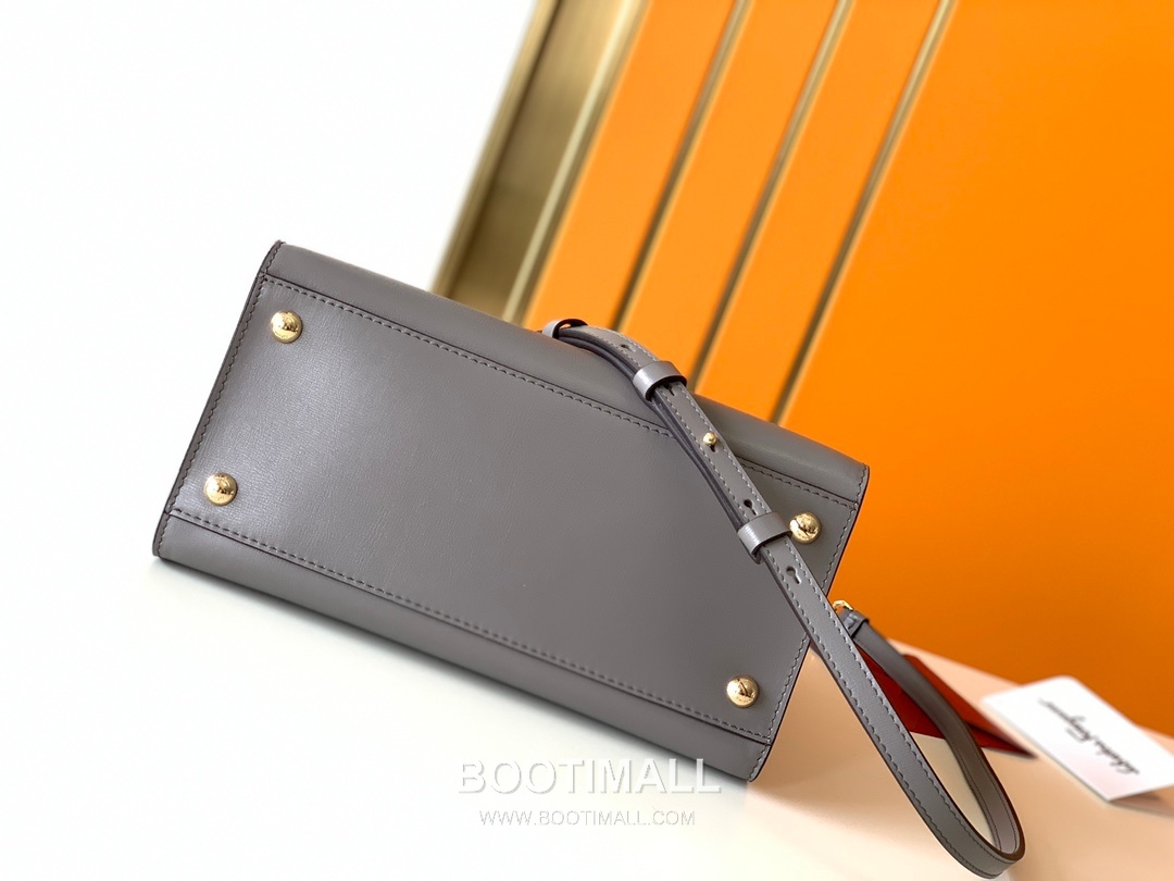 페라가모 카프스킨 바라 리본 토트백 Ferragamo Calfskin Vara Bow Tote Bag 21/1290 25cm 8