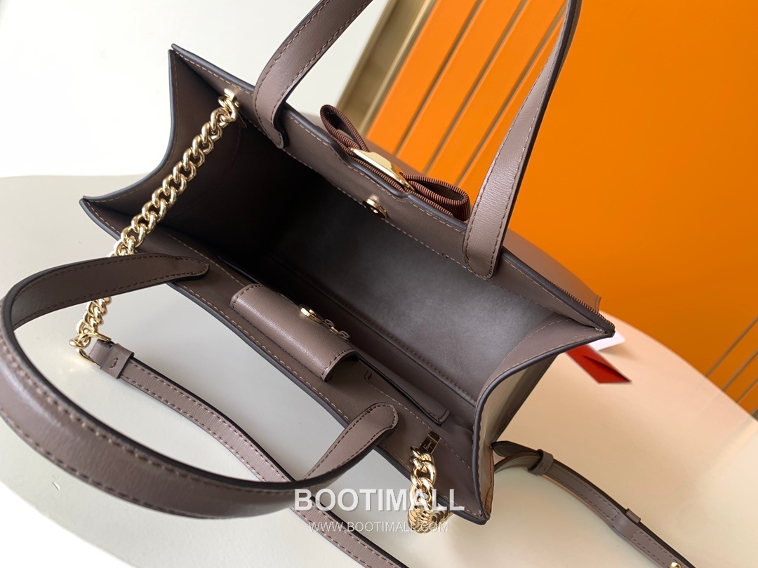 페라가모 카프스킨 바라 리본 토트백 Ferragamo Calfskin Vara Bow Tote Bag 21/1290 25cm 10