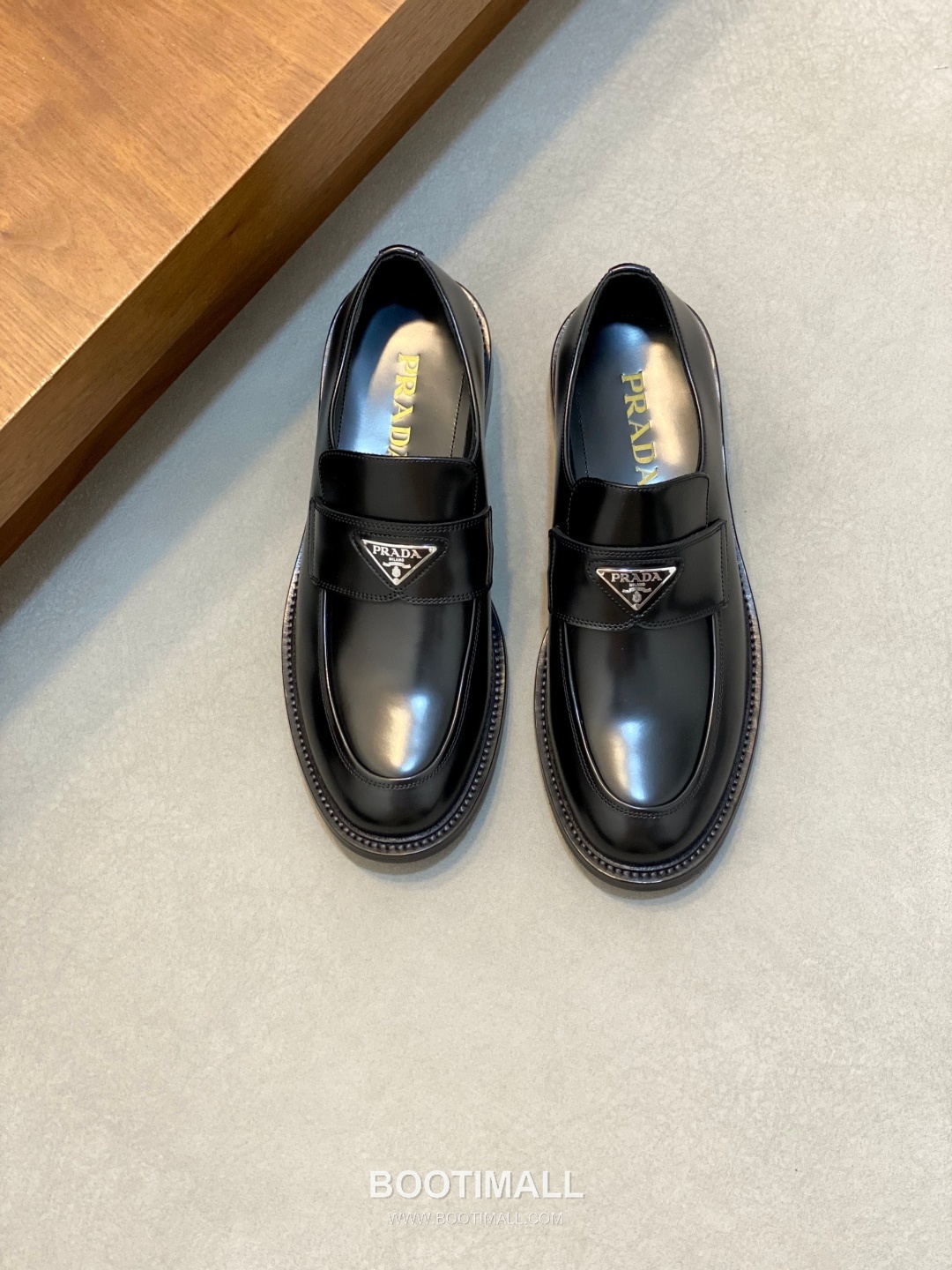 프라다 수입가죽 조각디테일 레이스업 블랙 더비슈즈 Prada Imported Leather Brogue Detail Black Derby Shoes 1