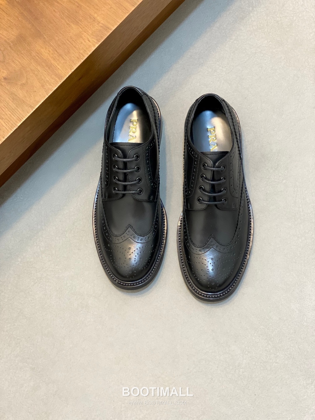 프라다 수입가죽 브로그디테일 레이스업 블랙 더비슈즈 Prada Imported Leather Brogue Detail Black Derby Shoes 1