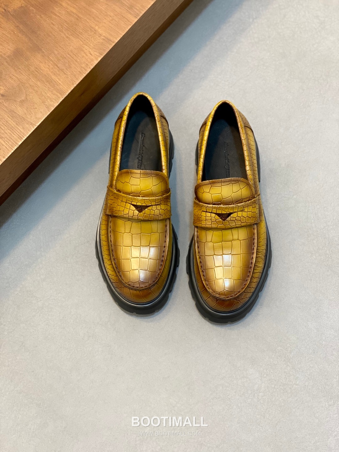 메종마르지엘라 송아지가죽 스테이플디테일 블랙 로퍼 Maison Margiela Calfskin Staple Detail Black Loafers 1