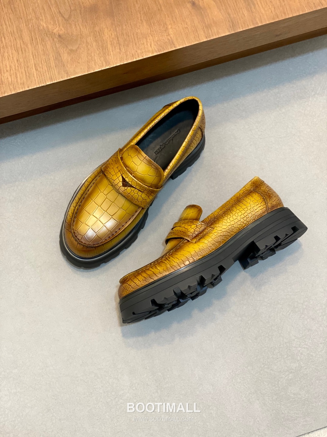 메종마르지엘라 송아지가죽 스테이플디테일 블랙 로퍼 Maison Margiela Calfskin Staple Detail Black Loafers 5