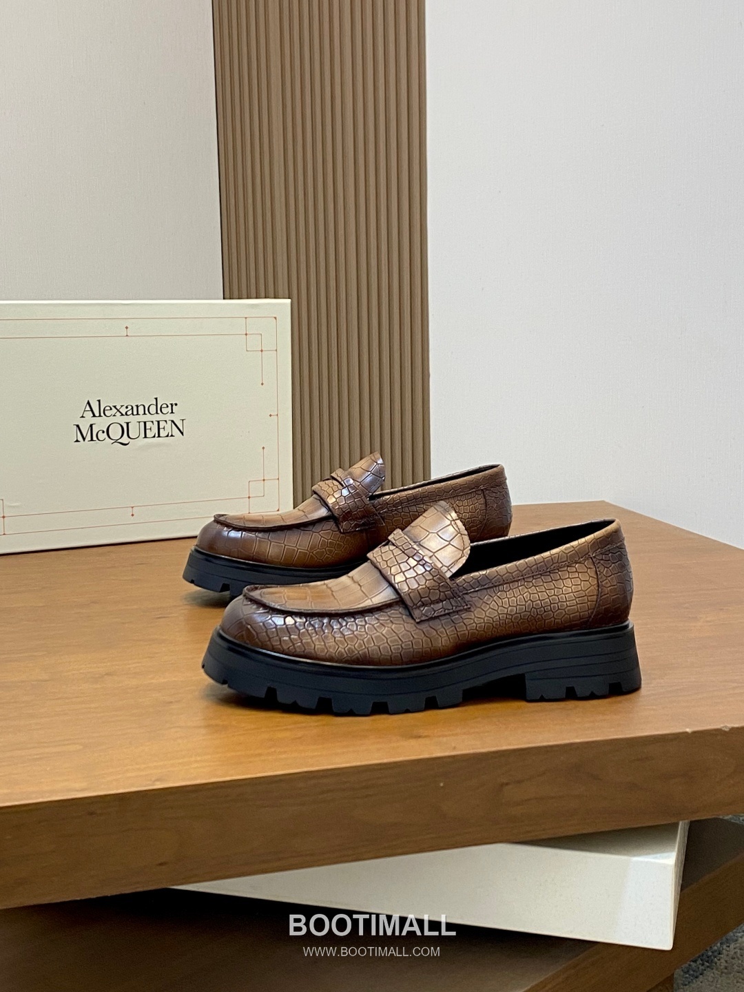 메종마르지엘라 송아지가죽 스테이플디테일 블랙 로퍼 Maison Margiela Calfskin Staple Detail Black Loafers 3