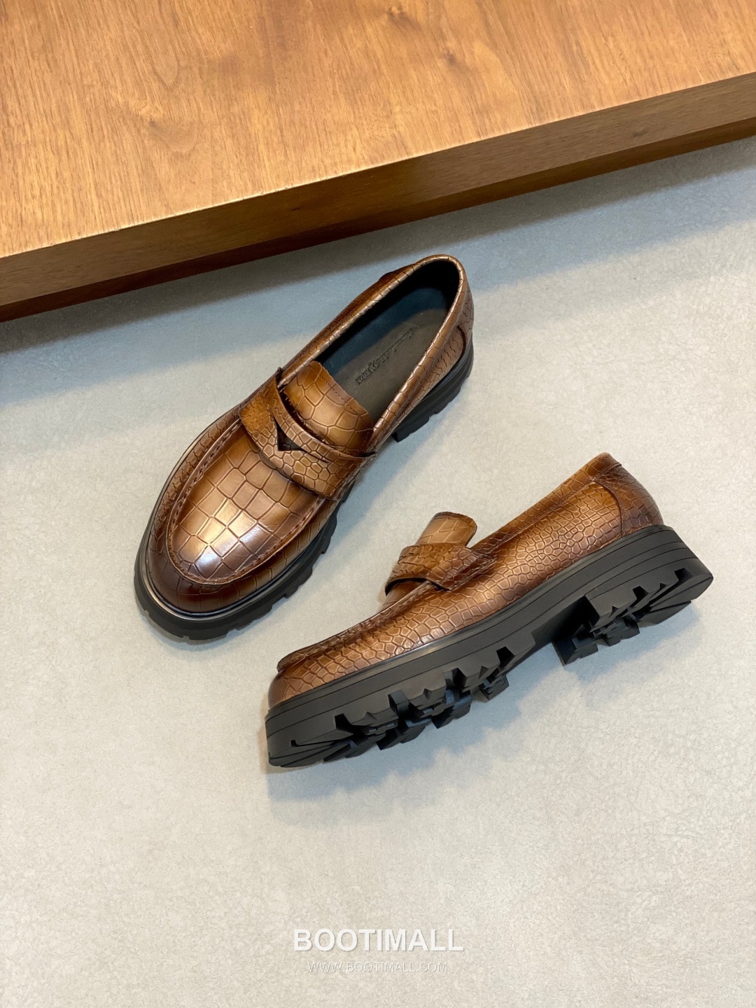 메종마르지엘라 송아지가죽 스테이플디테일 블랙 로퍼 Maison Margiela Calfskin Staple Detail Black Loafers 5